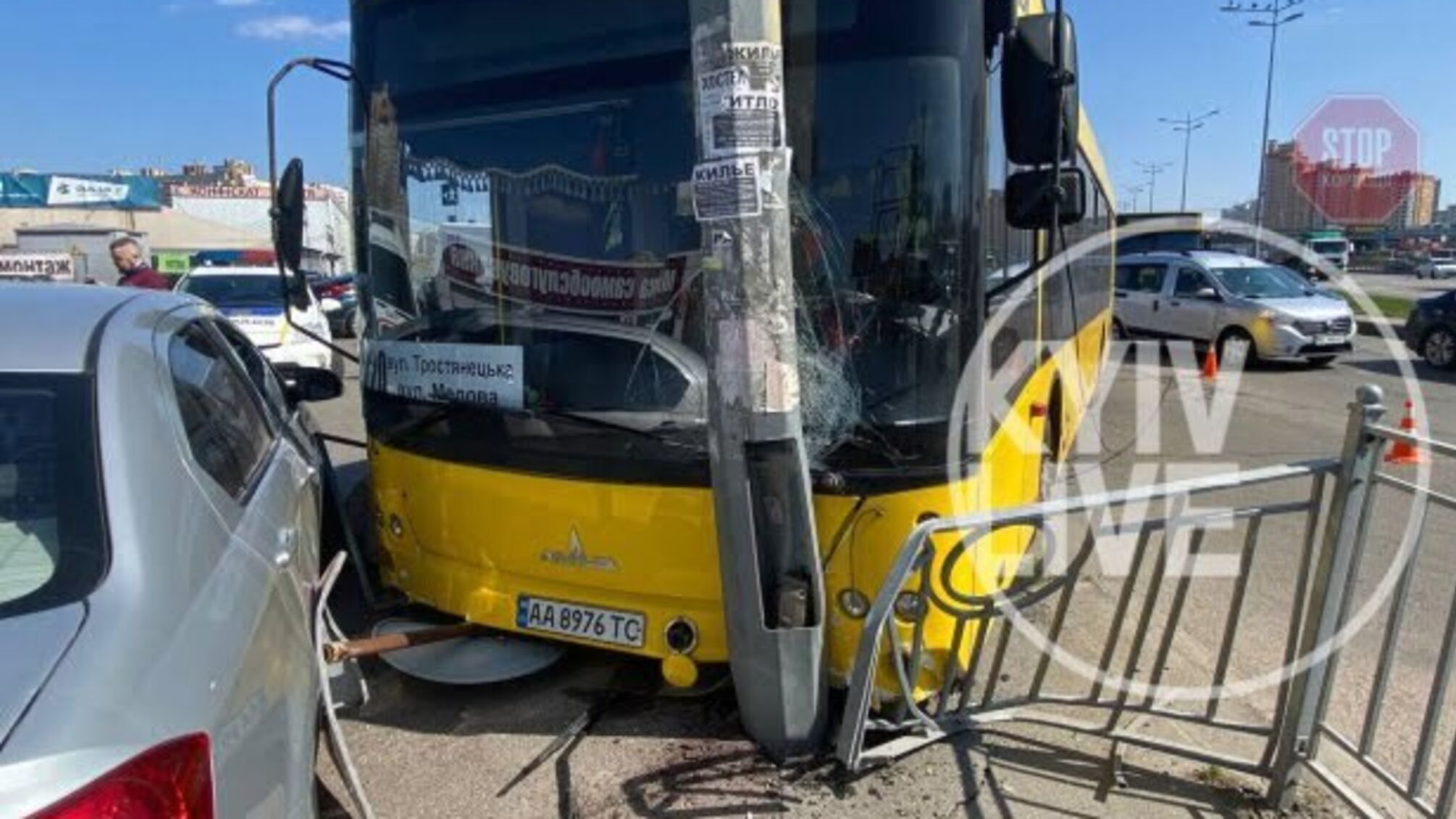 В столице водитель автобуса потерял сознание за рулем, есть пострадавшие (видео)