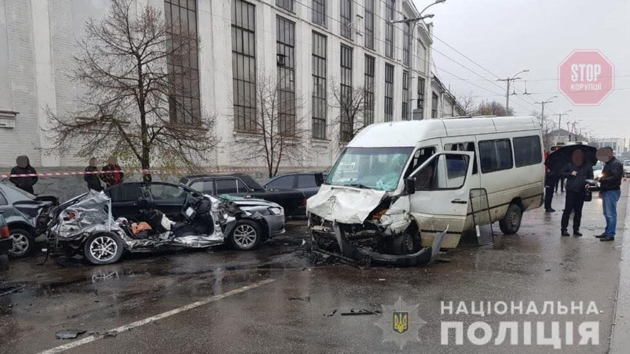 У Запоріжжі легковик влетів у маршрутку з пасажирами, є загиблі (фото)