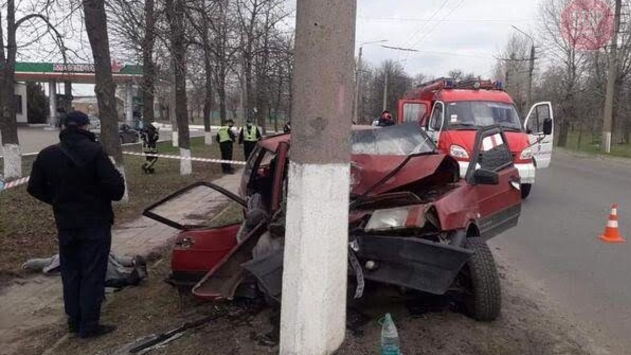В Лисичанске автомобиль врезался в столб, в результате чего погибла 85-летняя женщина (фото)