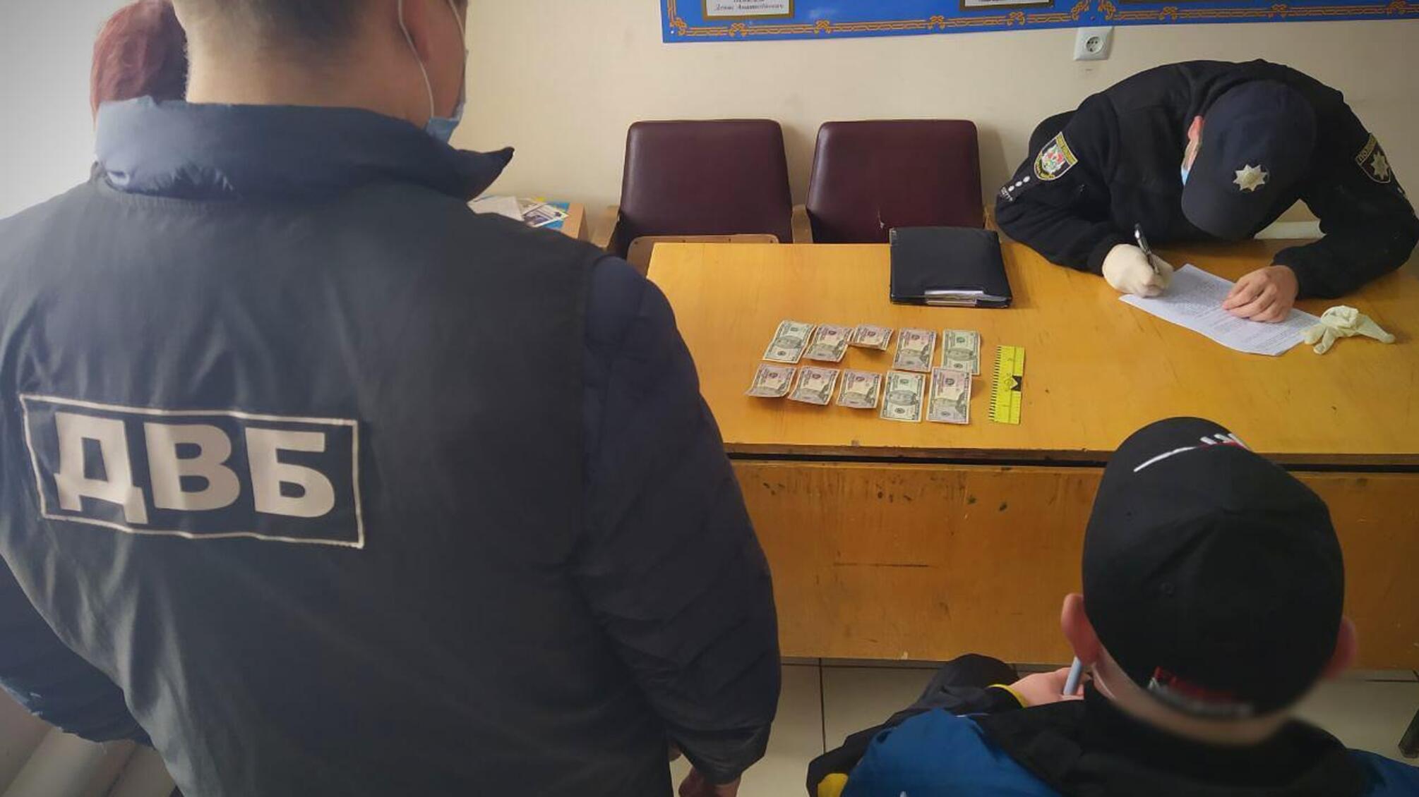 Тисячу доларів хабаря за уникнення відповідальності – поліція Луганщини затримала чоловіка