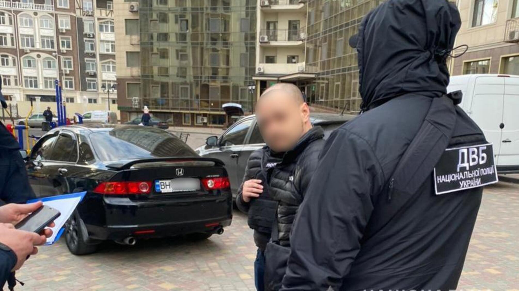 Внутрішня безпека Нацполіції затримала колишнього співробітника одеської поліції за хабарництво