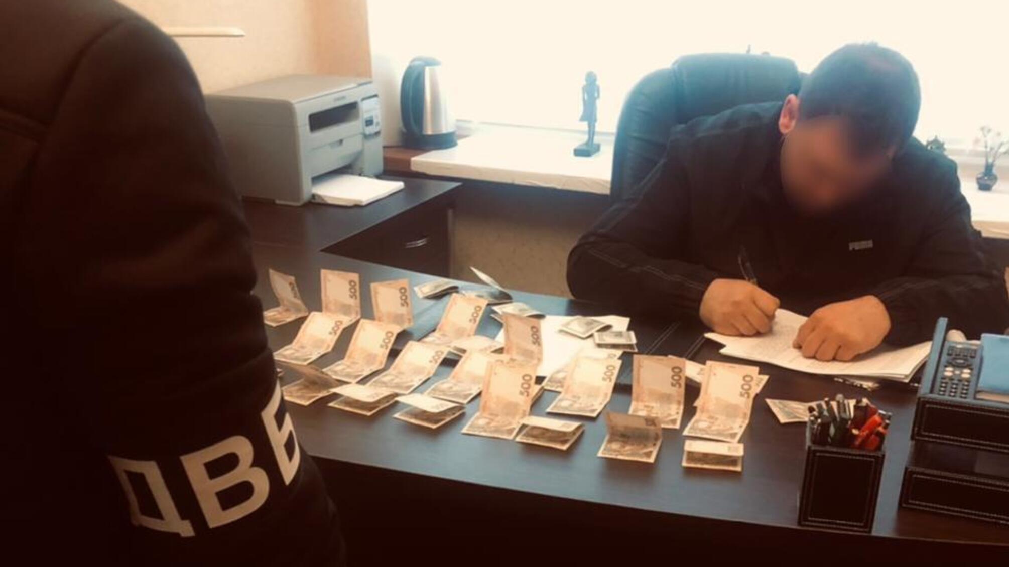 У Дніпропетровській області поліція затримала чоловіка – пропонував 5 000 доларів за непритягнення до відповідальності