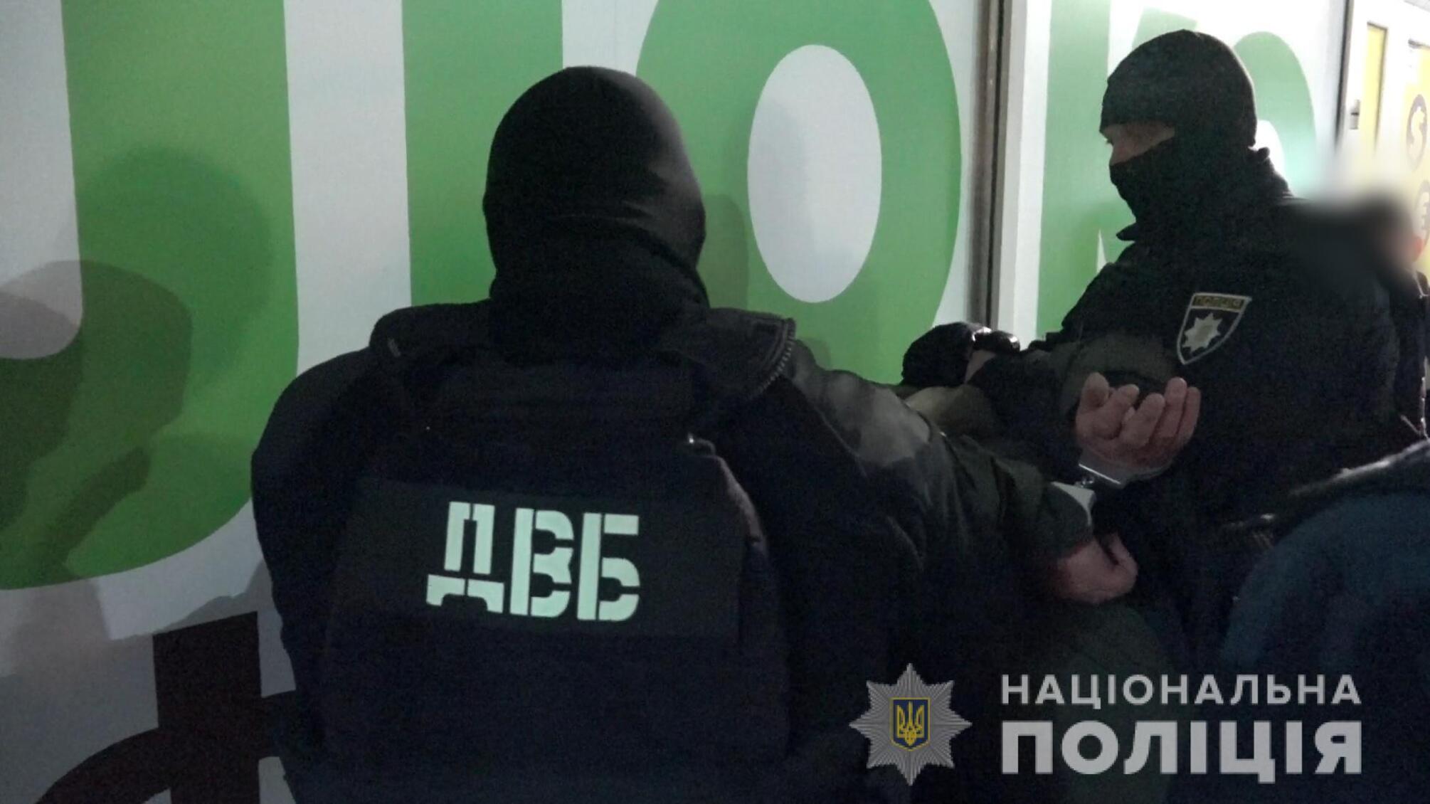 Вимагання 50 тисяч доларів «боргу» з харків’янки – правоохоронці затримали групу осіб