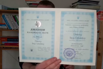 Черкащанин спалив свій диплом кандидата наук на знак протесту (відео)