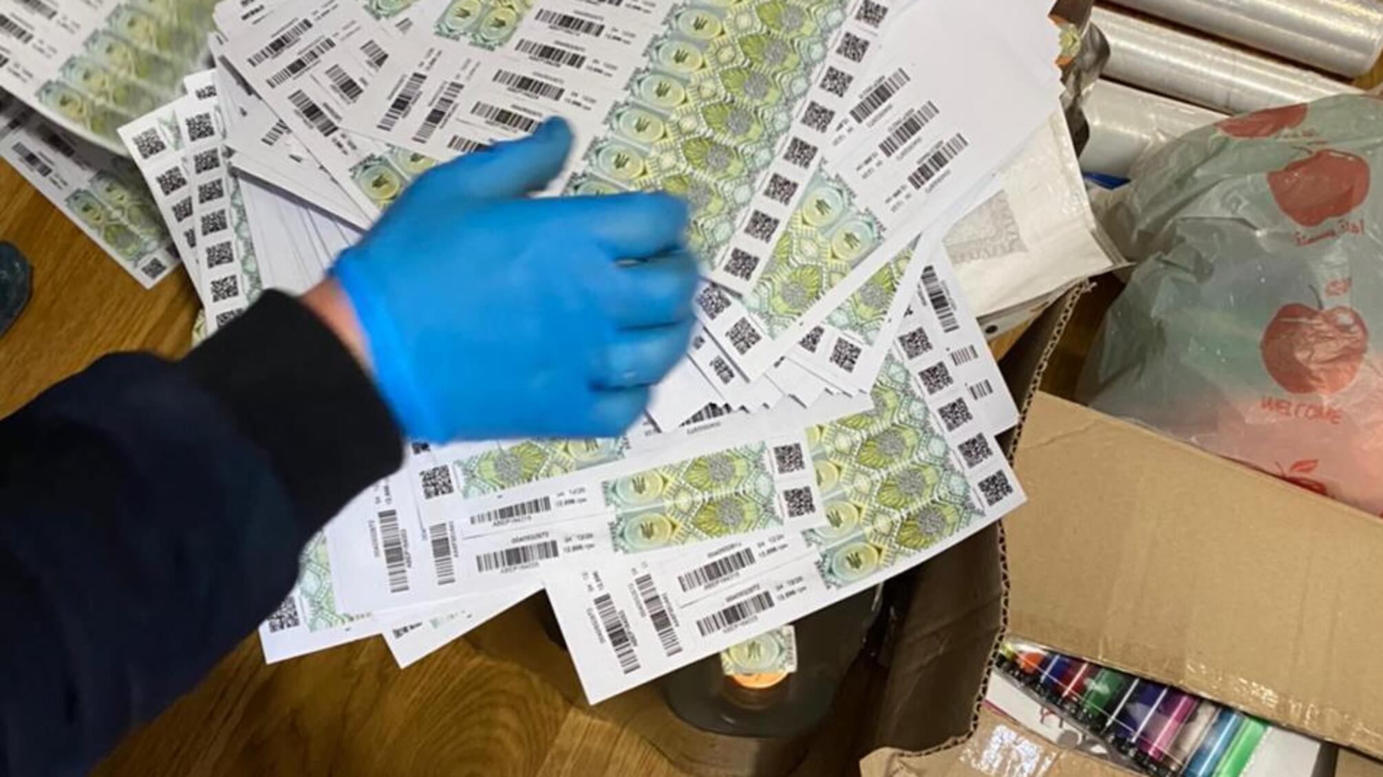 Запорізькі поліцейські припинили діяльність організованої злочинної групи з виготовлення фальсифікованих лікеро-горілчаних напоїв