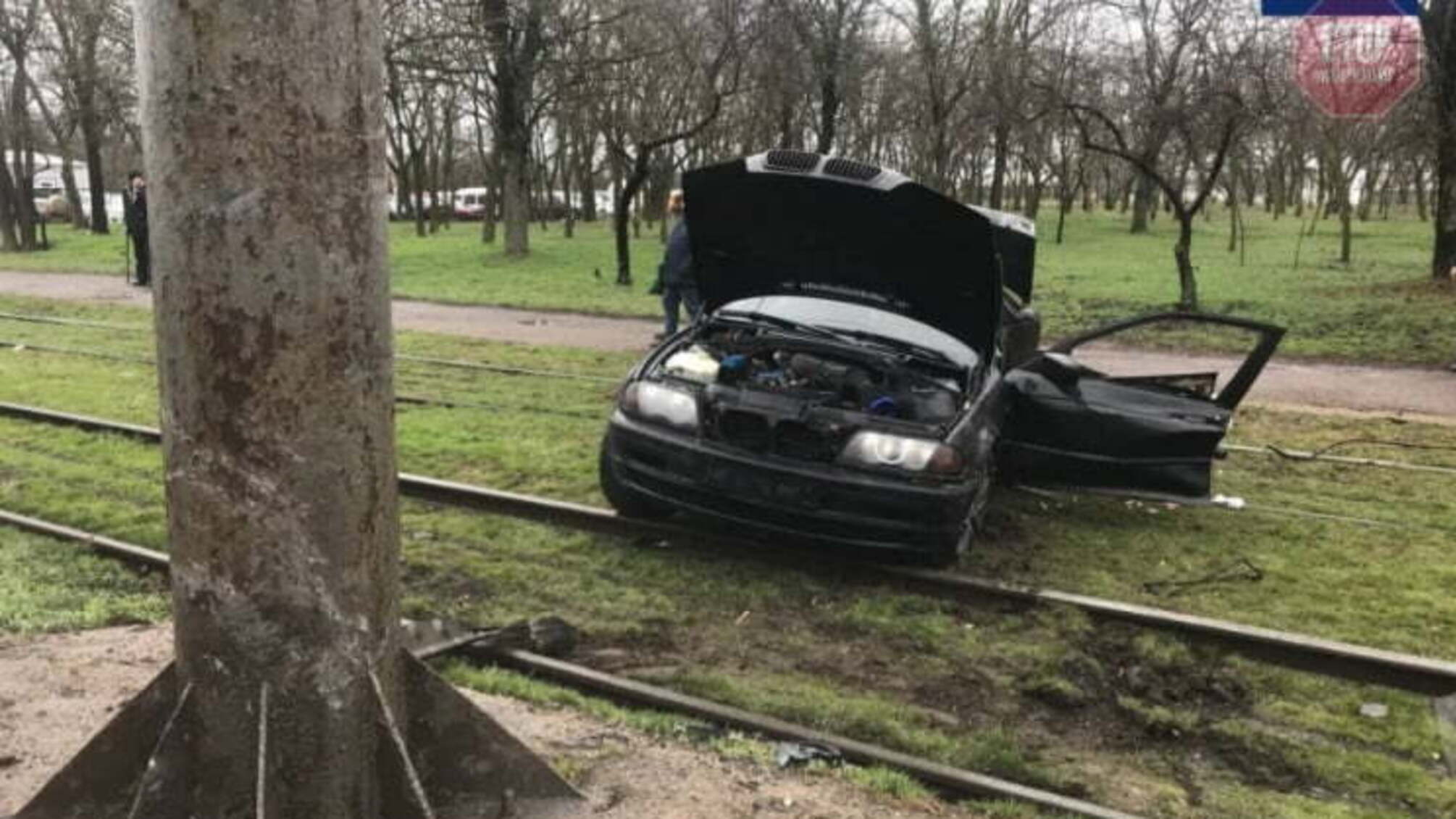 Новини Одеси: у місті легковик влетів у стовп, є постраждалі (фото)