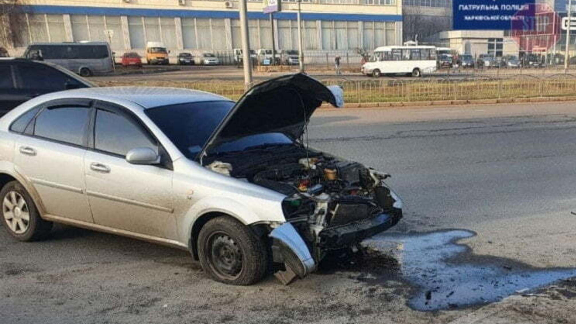 В Харькове автомобиль протаранил ограждение и влетел в столб (фото)