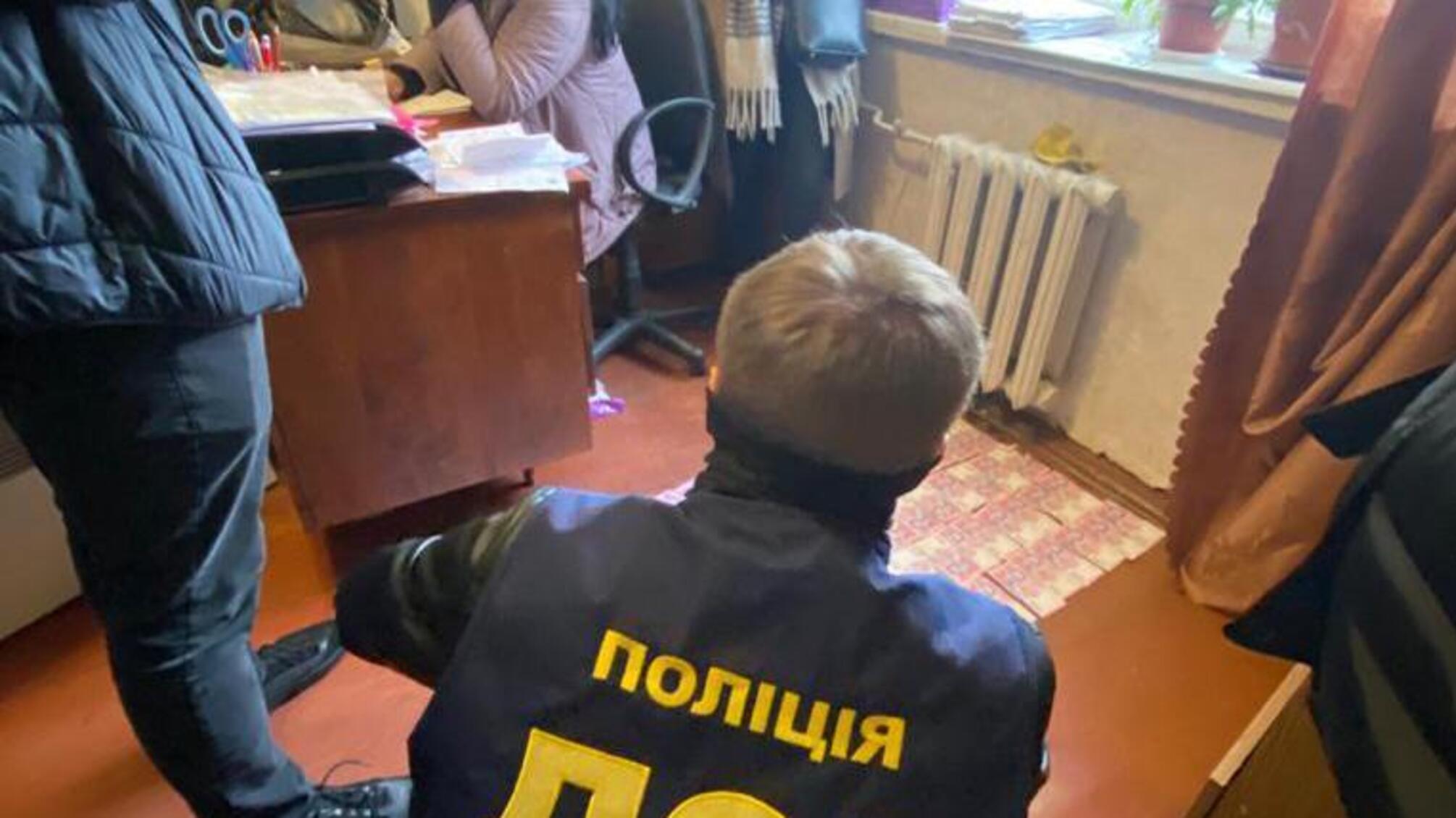 Харківські поліцейські затримали начальницю райвідділу та виконавицю Державної виконавчої служби за вимагання коштів за зняття арешту з нерухомого майна
