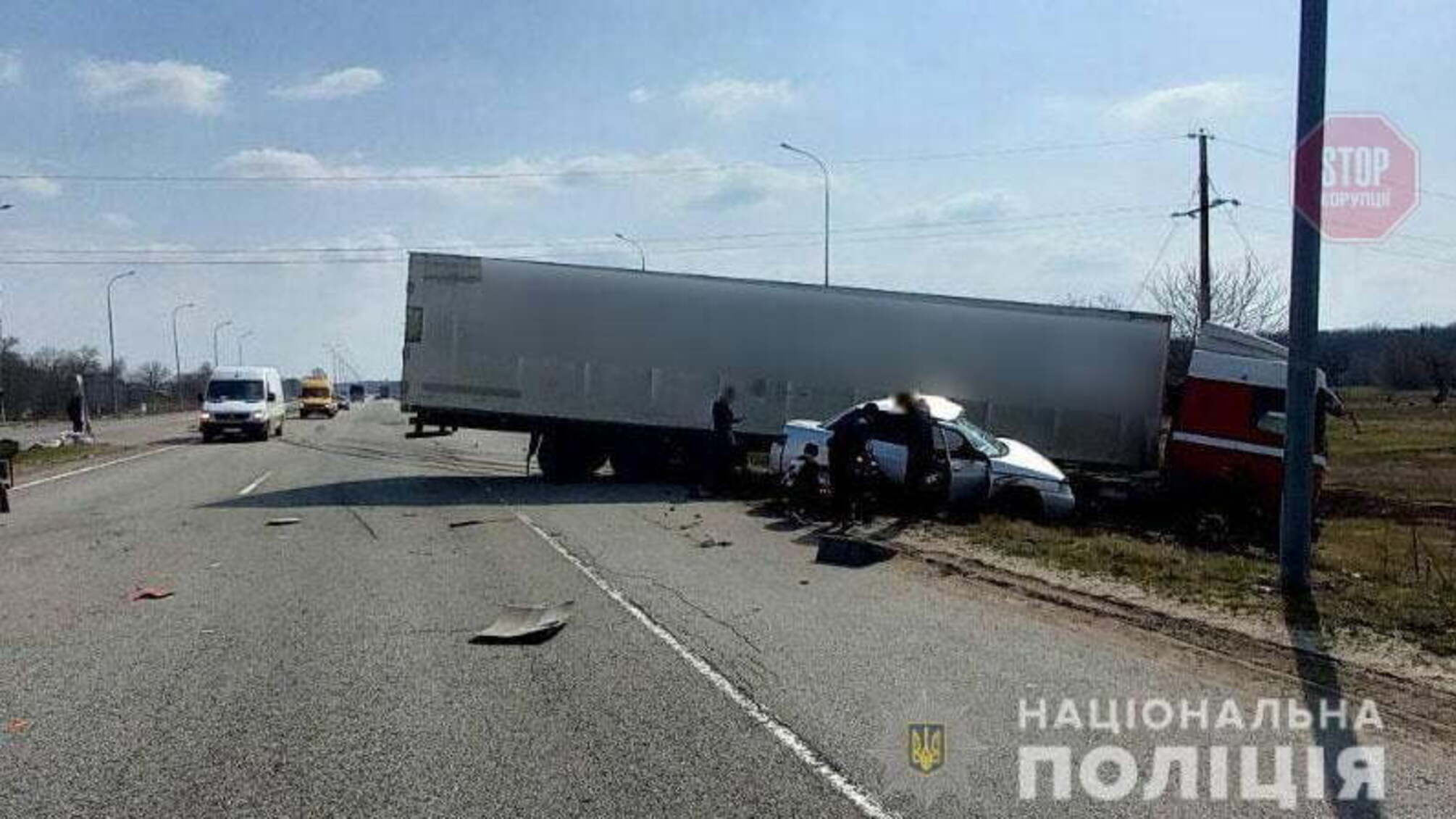 На Полтавщині легковик влетів у фуру, є загиблий (фото)