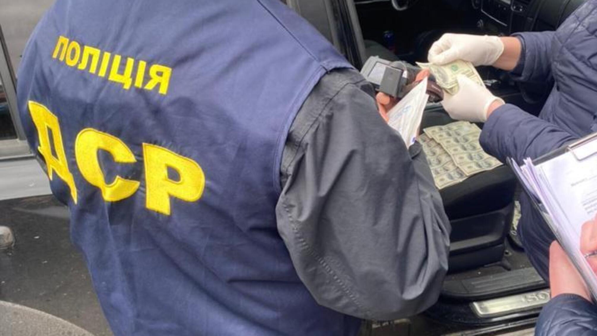 В Херсоні поліцейські затримали працівницю виконавчої служби під час отримання 100 тисяч гривень неправомірної вигоди