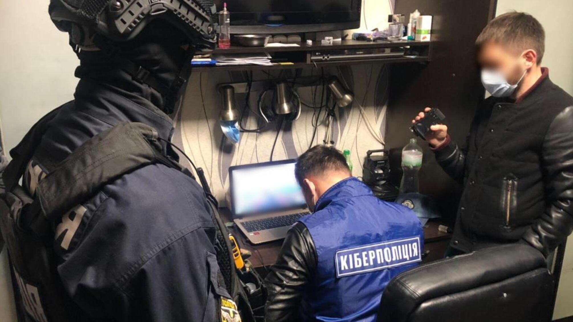Кіберполіцейські Запоріжжя викрили двох юнаків у створенні фішингових ресурсів для привласнення грошей громадян