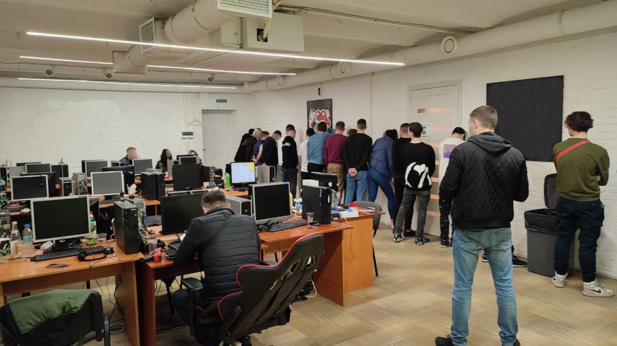 Кіберполіція ліквідувала шахрайський call-центр: його працівники викрадали гроші з банківських карток громадян