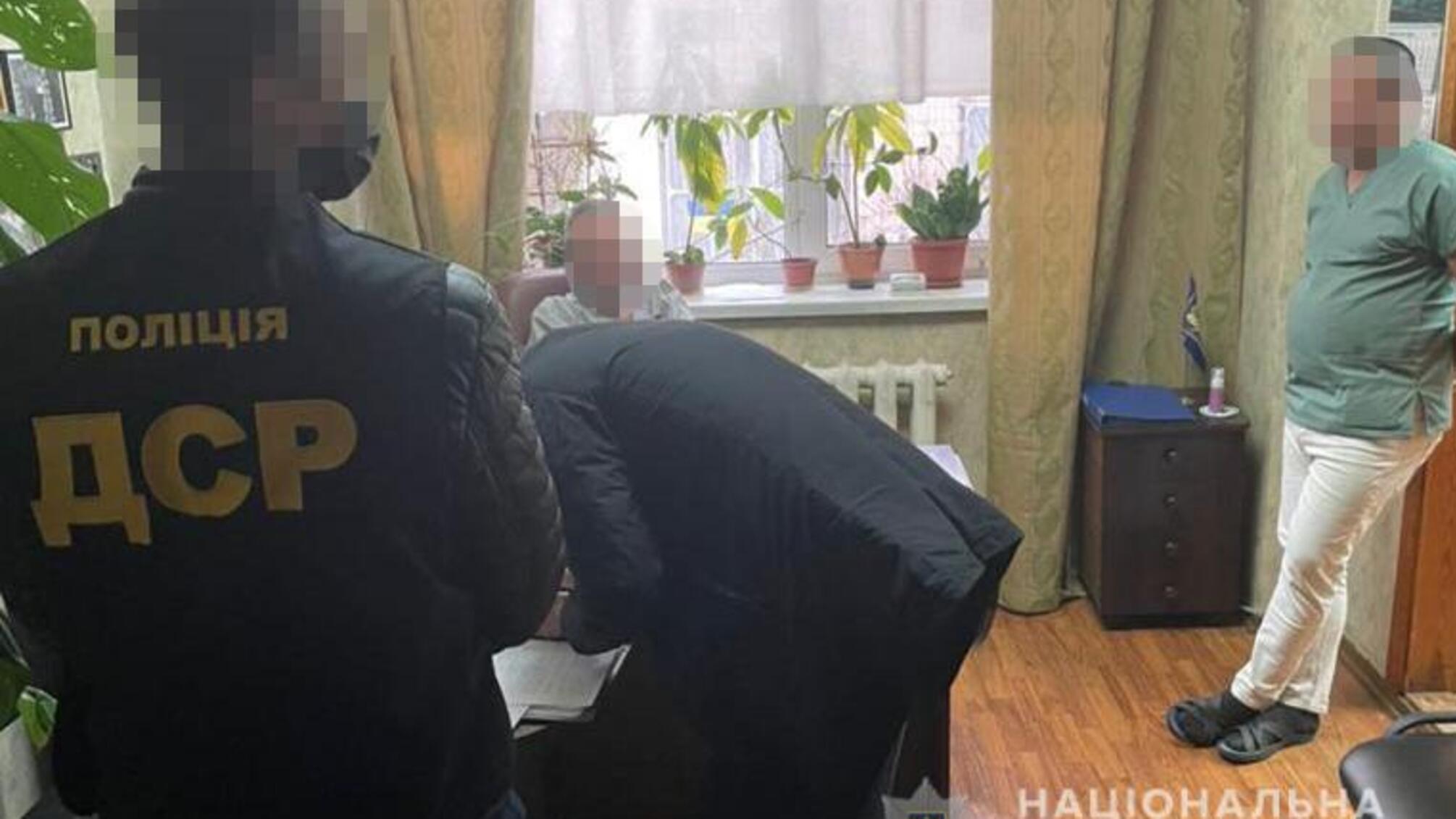 Поліція затримала на хабарі завідувача патологоанатомічним відділенням та лікаря однієї зі столичних лікарень – «заробляли» на видачі тіл померлих від COVID-19