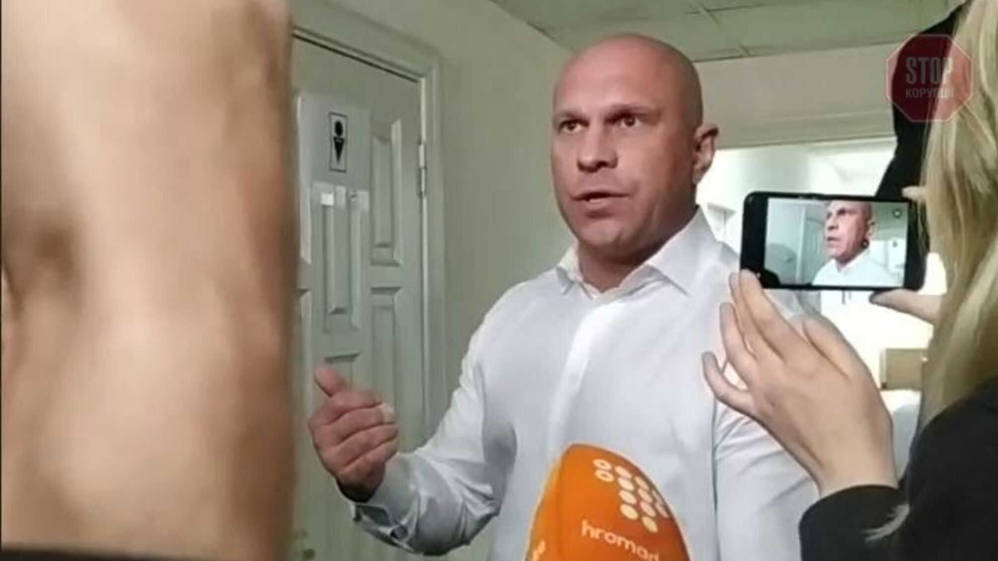  «Пішли зі мною»: кандидат наук Кива запросив журналіста в… туалет (відео)