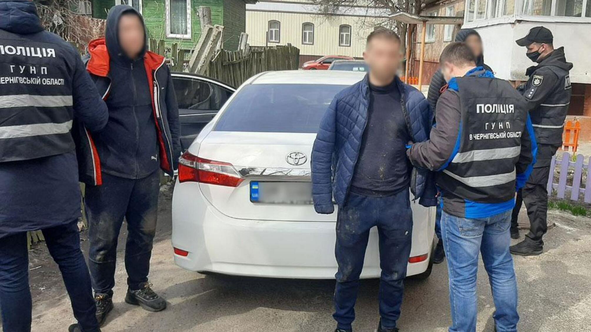 На Чернігівщині поліція затримала групу серійних квартирних злодіїв