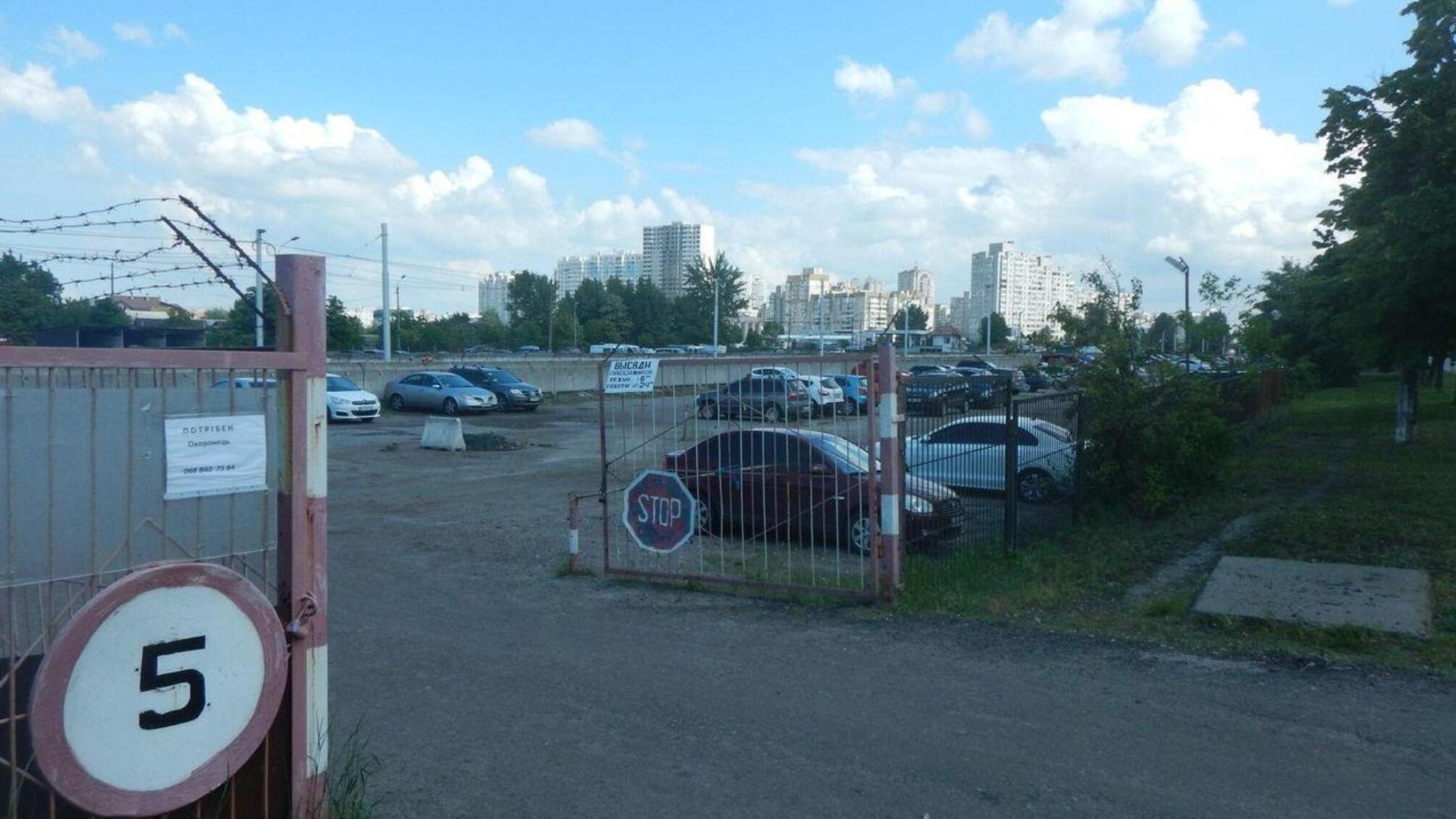 Слідчі Нацполіції повідомили про підозру злочинній групі у побитті власника автостоянки