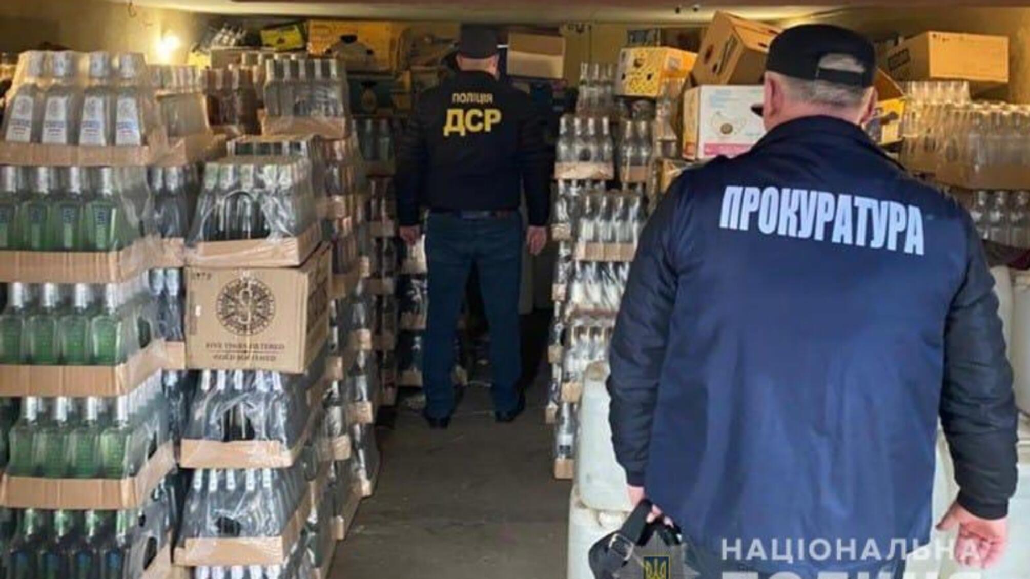 На Львівщині поліцейські викрили злочинне угруповання, учасники якого заробляли до 4 млн грн в місяць від продажу фальсифікованого алкоголю