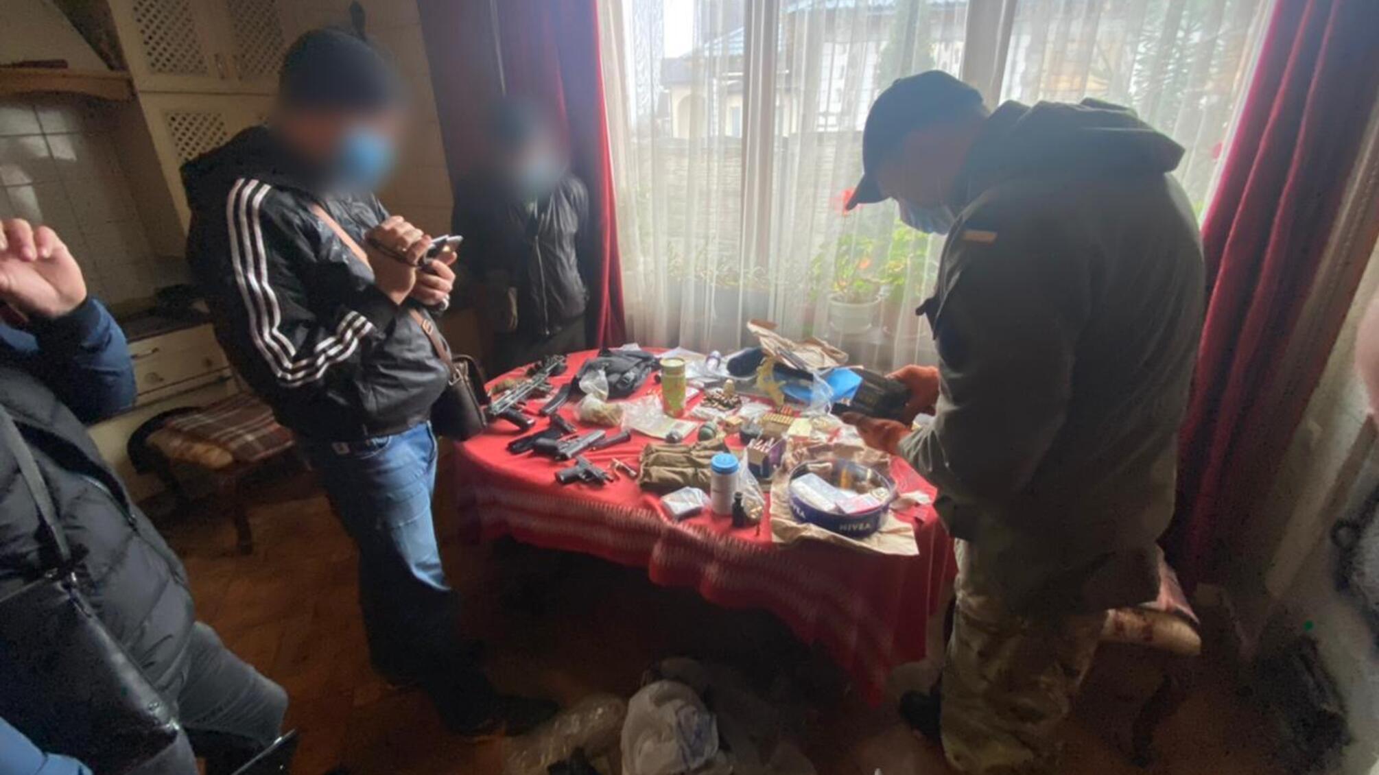 На Харківщині поліцейські виявили у чоловіка зброю та боєприпаси