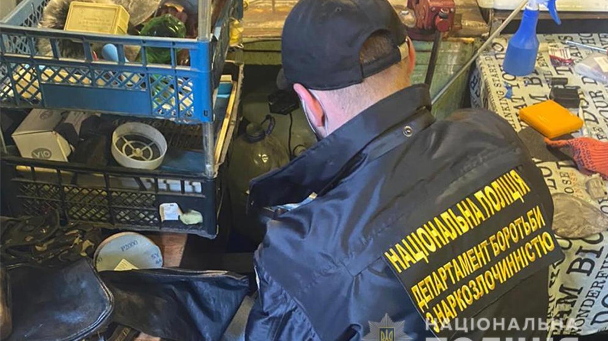 На Прикарпатті працівники поліції затримали групу наркоторговців, причетних до виготовлення та збуту амфетаміну