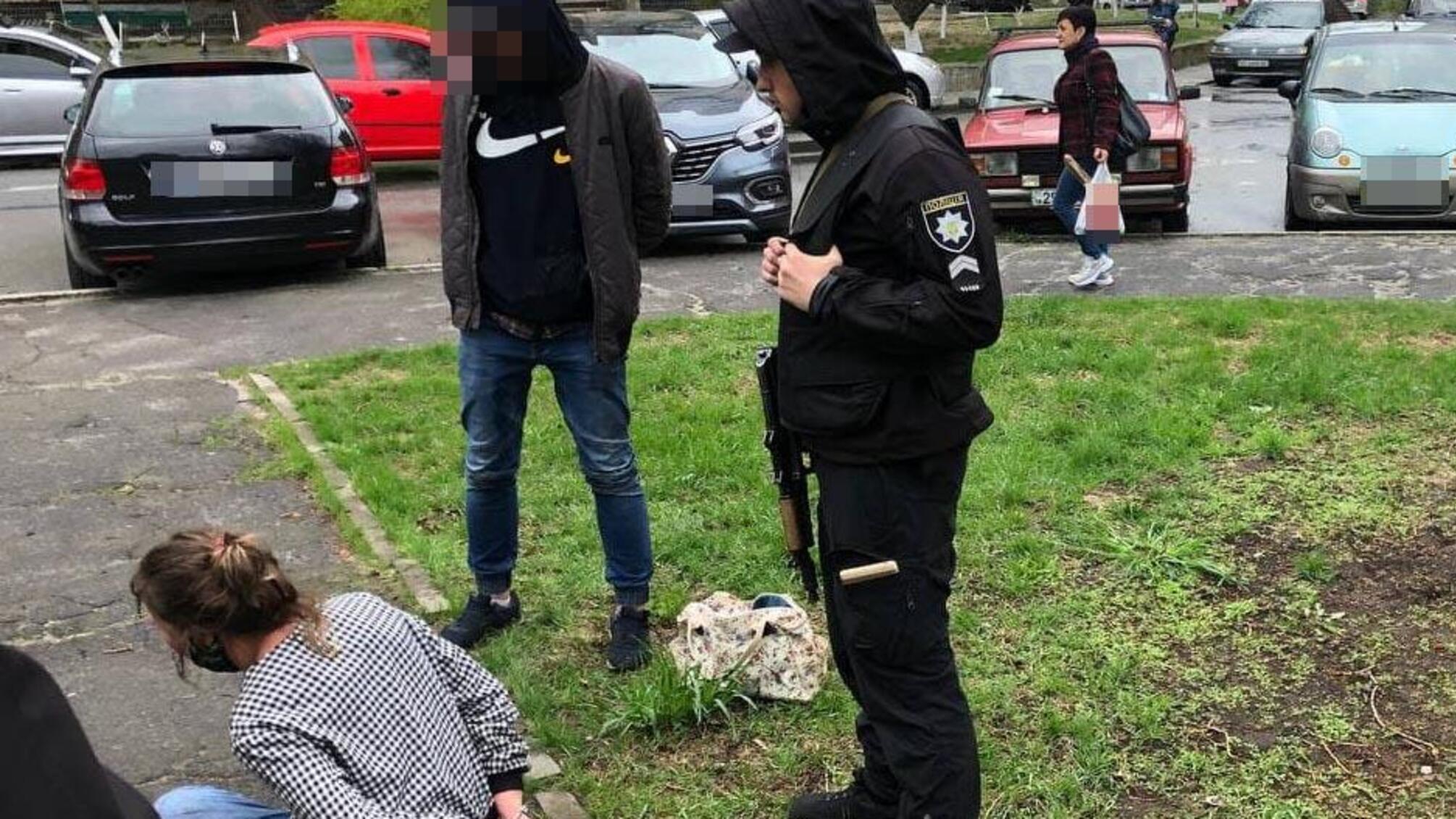 На Рівненщині поліція затримала жінку за напад на поліцейську