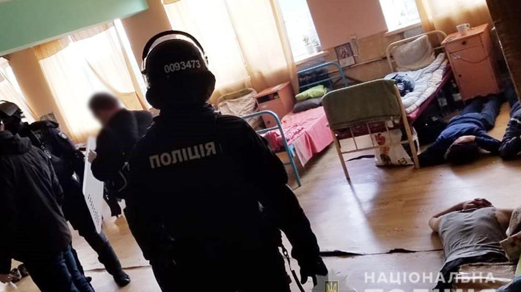 На Рівненщині правоохоронці затримали злочинну групу, яка займалася розповсюдженням наркотиків на території виправного центру Державної пенітенціарної служби України