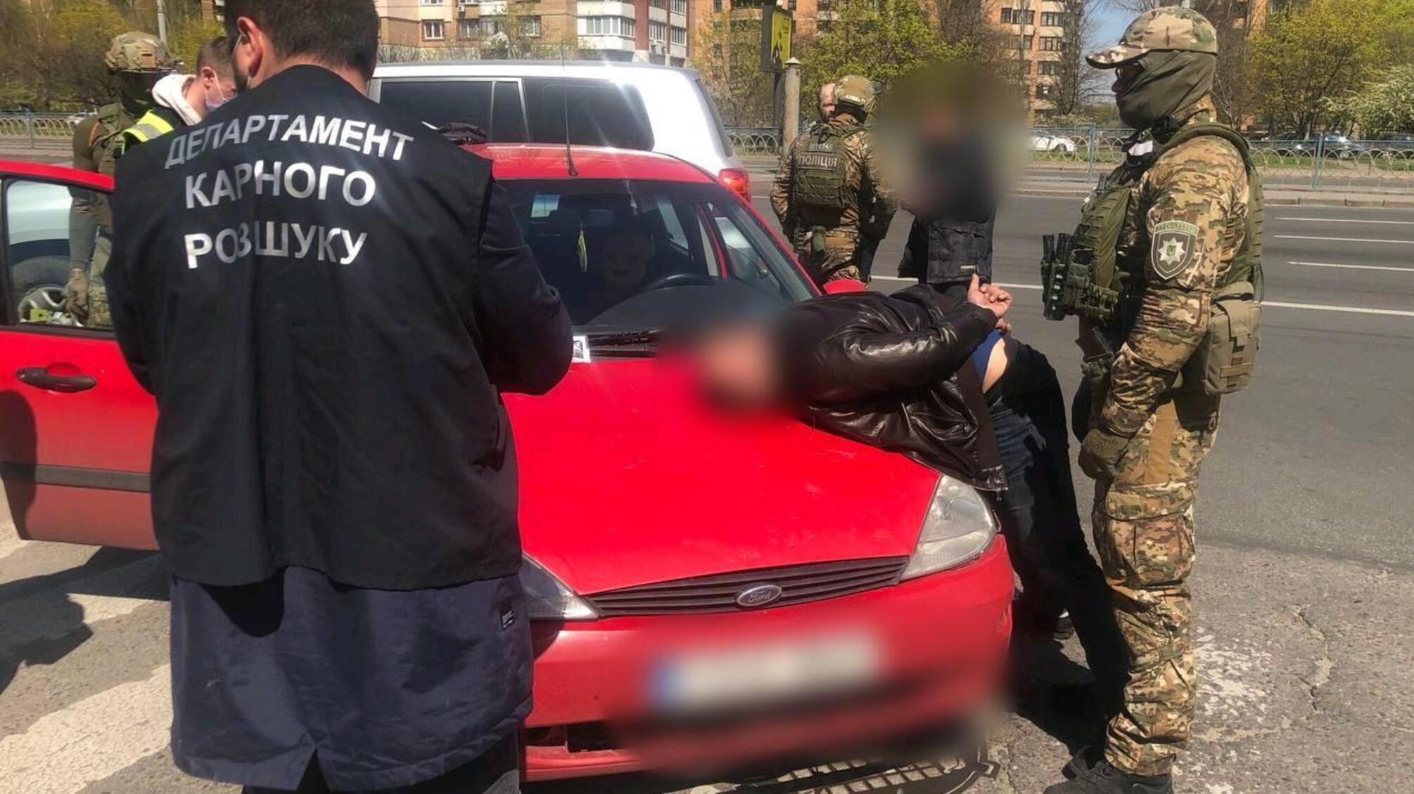 Оперативники карного розшуку Нацполіції затримали злочинну групу за вимагання в іноземців неіснуючих боргів