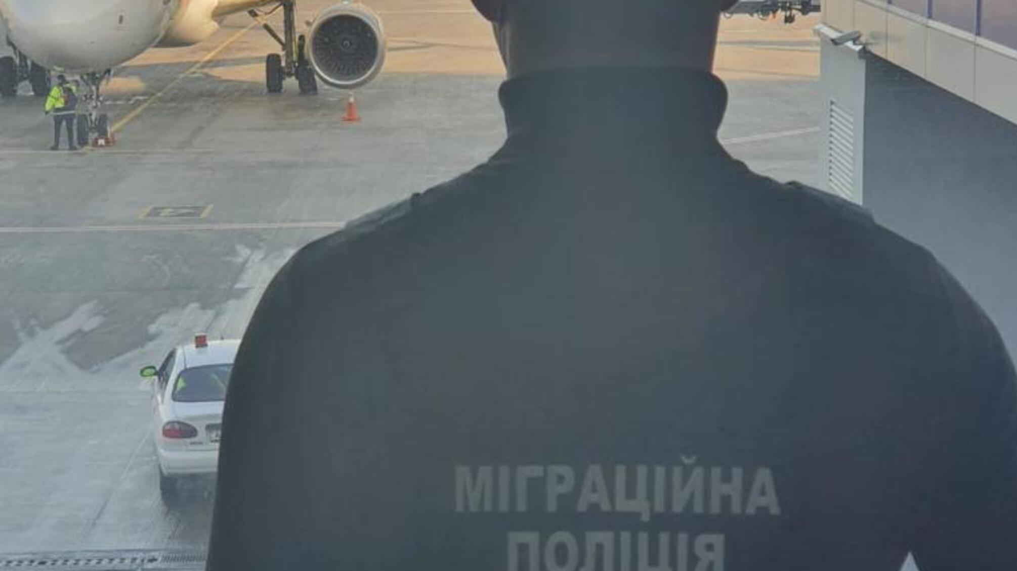 Оперативники міграційної поліції затримали групу іноземців за позбавлення волі та розбійний напад на блогерку з Ірану