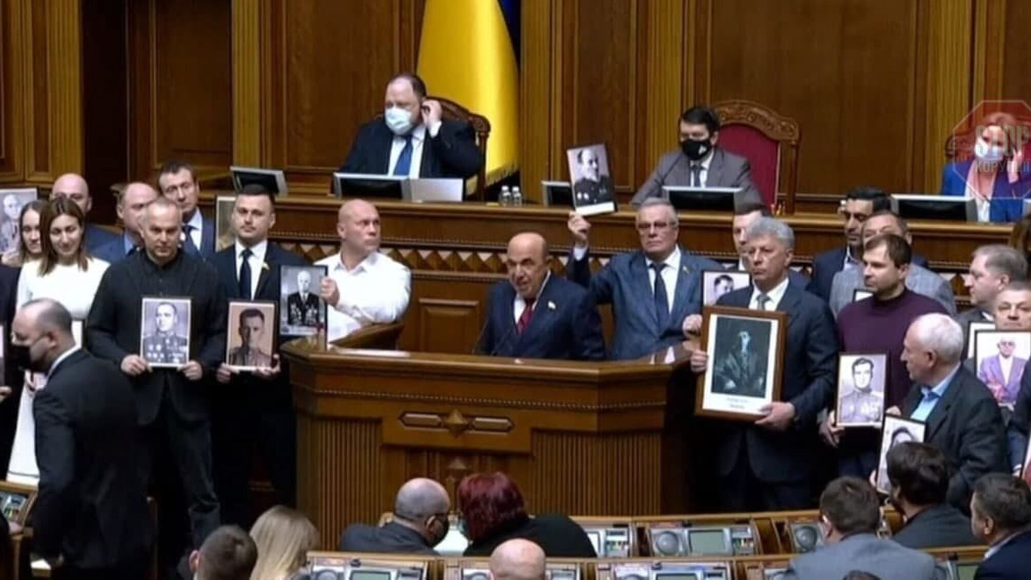 Депутати від “ОПЗЖ” влаштували акцію “безсмертний полк” у Верховній раді (фото)