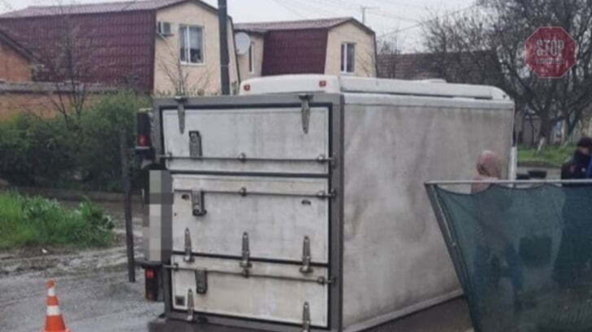 В Одессе пьяный водитель грузовика снес киоск (фото)