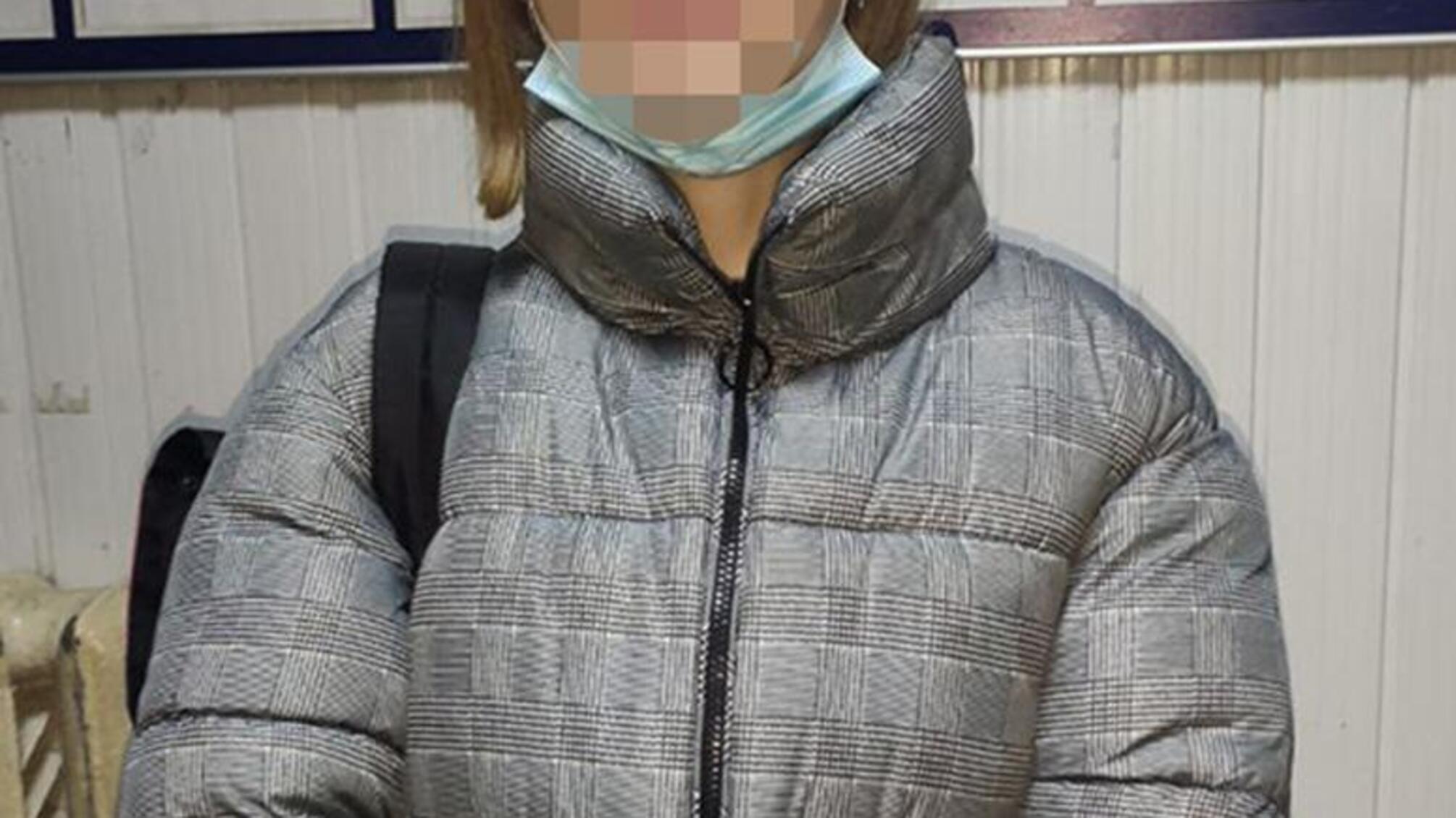 Столичні правоохоронці викрили киянку, яка розповсюджувала спецквитки для поїзду в громадському транспорті