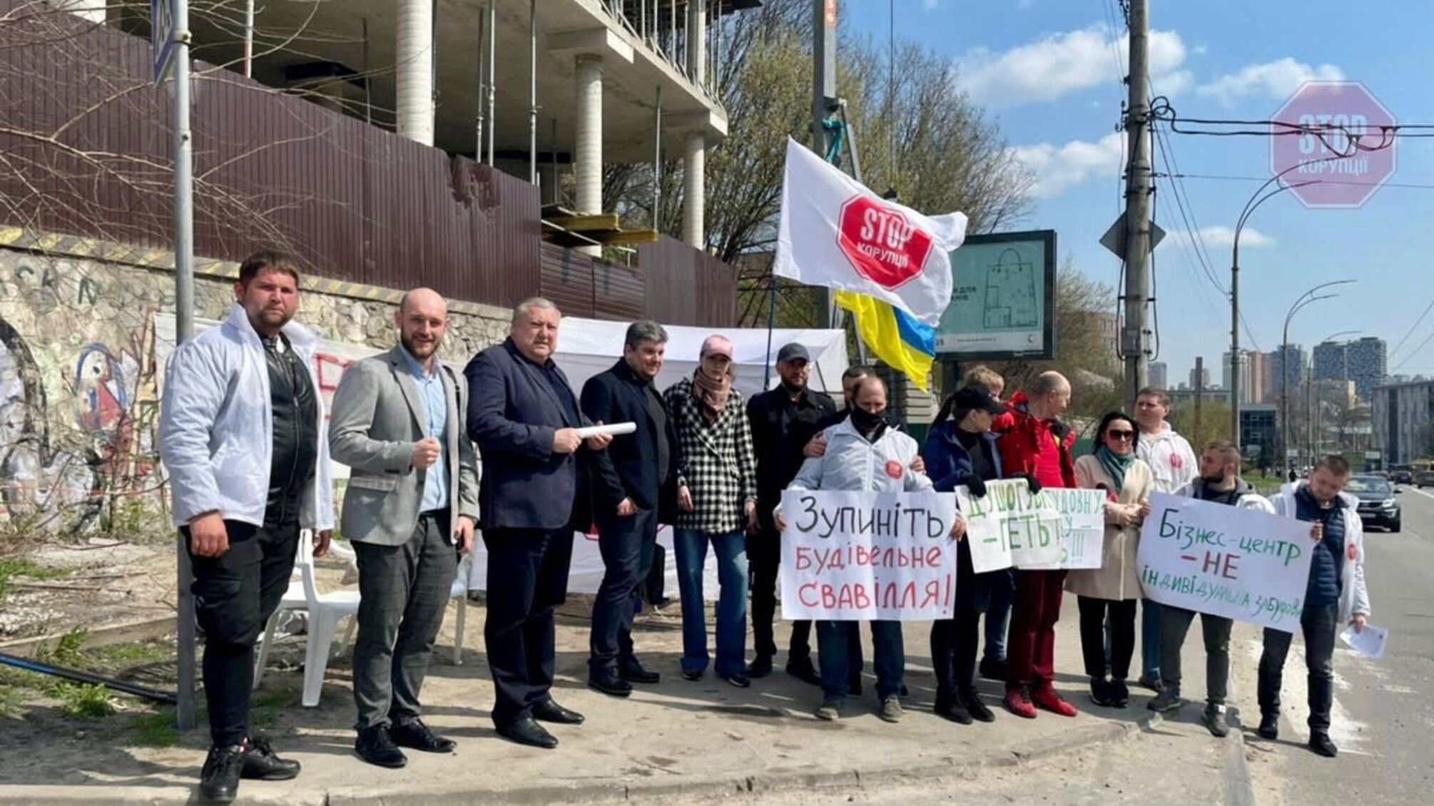 Развалившийся асфальт и многочисленные нарушения: в Киеве - протест из-за строительства очередного торгового центра (фото)