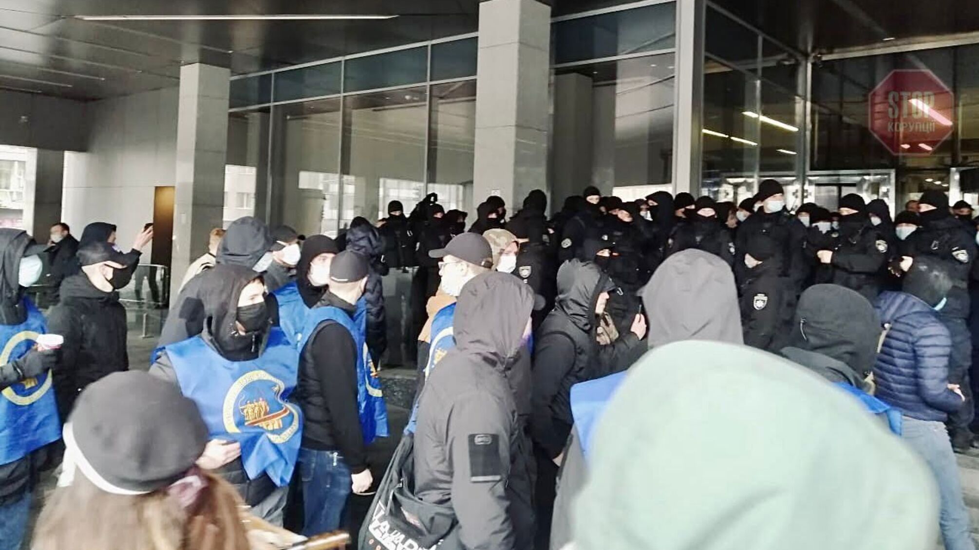 Напад та зламаний ніс: з’явилися нові подробиці масової бійки біля ТРЦ «Гулівер» у Києві (відео)