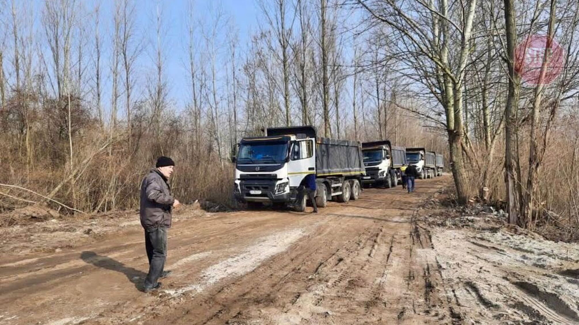 Активист: Краденный со столичных Позняков песок, возят на бетонный завод им. Ковальской