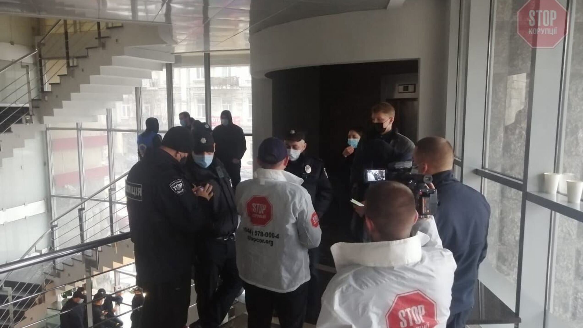 Полиция и спецназ: в центре Киева разоблачили очередных финансовых аферистов (фото)