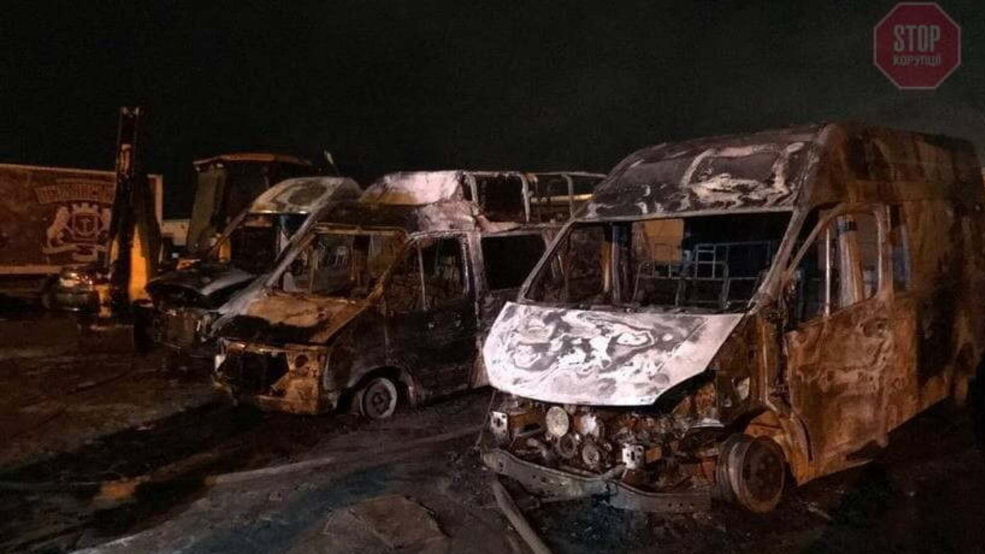 Новини Харкова: на автостоянці згоріли 4 машини, є постраждалий