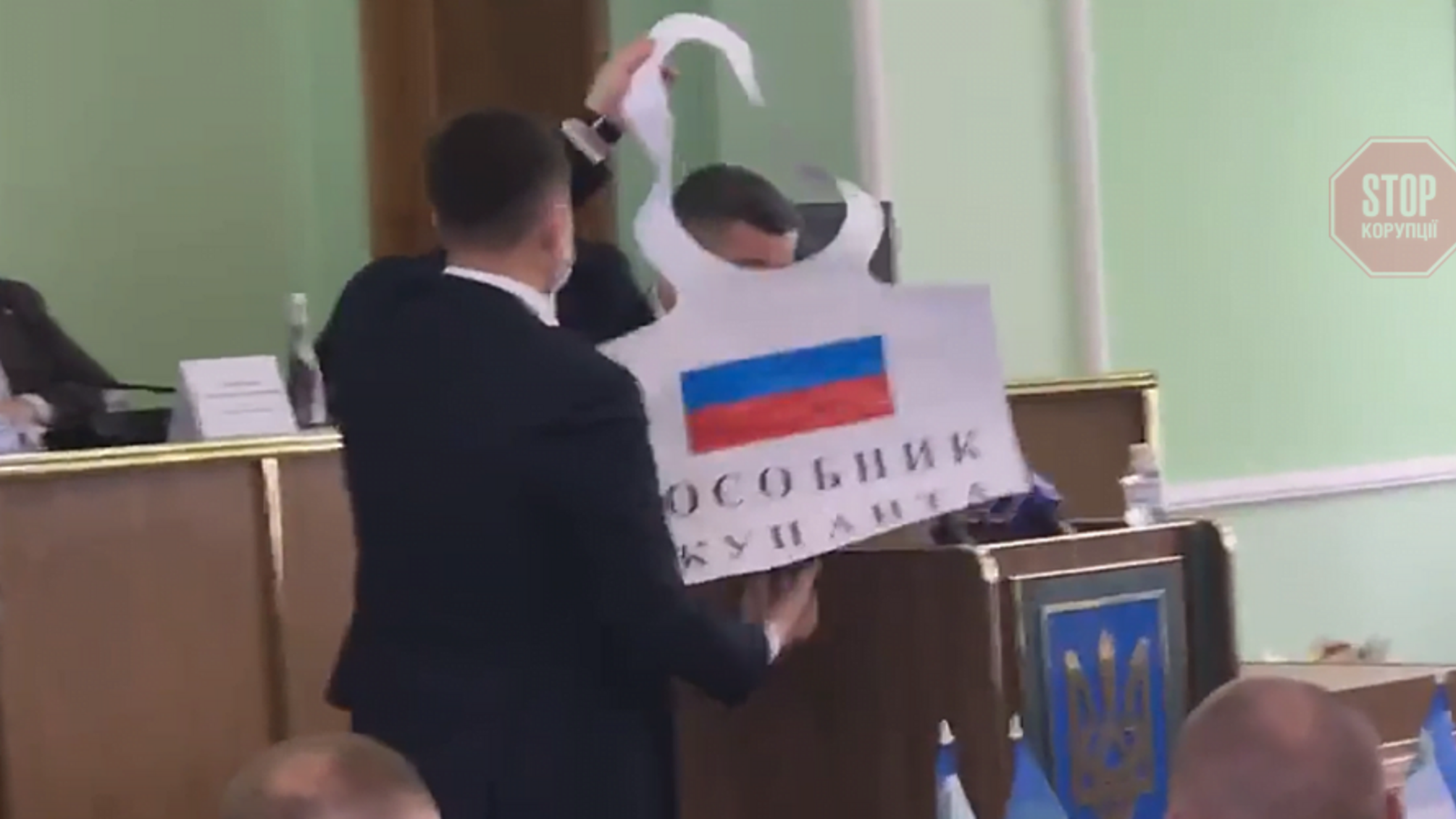 В Херсоне на избранника от ОПЗЖ попытались повесить плакат 'пособник оккупантов' (видео)