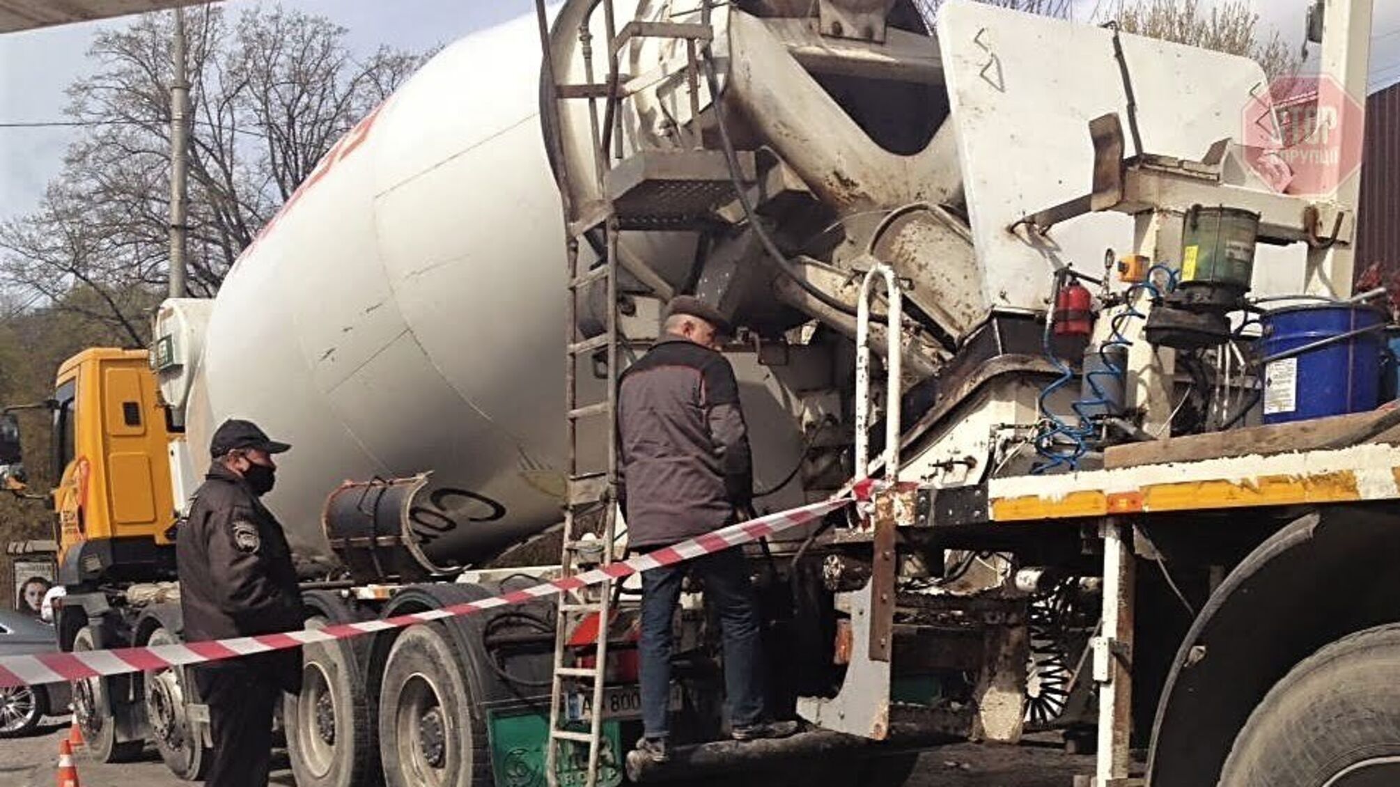 Незаконне будівництво у Києві: активісти мітингують, бетонозмішувачі перекривають тротуар (фото)