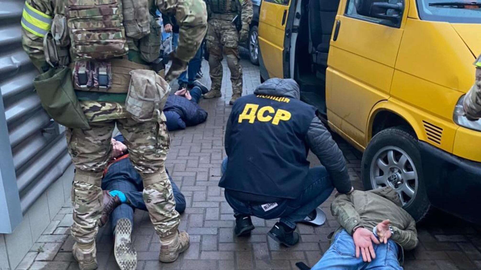 Привласнили автомобіль, поки не отримають неіснуючий борг, – на Буковині затримали трьох учасників злочинного угруповання