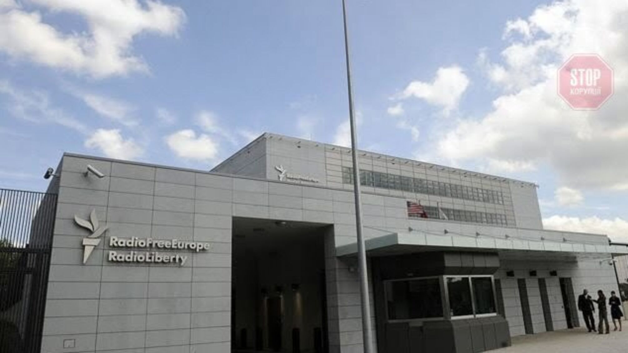 Два медіа зібралися перевезти журналістів із Москви до Києва чи Праги