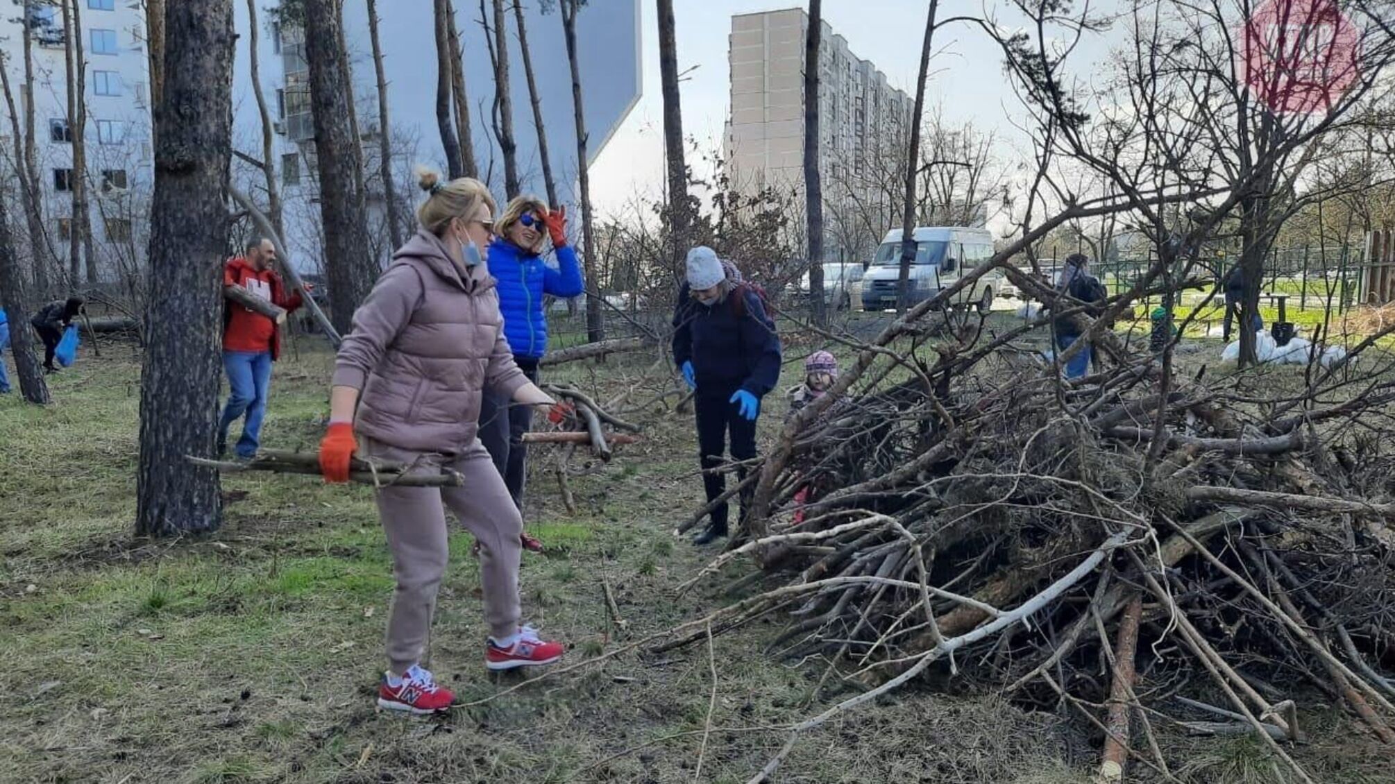 У Києві на Жмаченка вийшли на суботник: прибирали в парку, який захистили від забудови