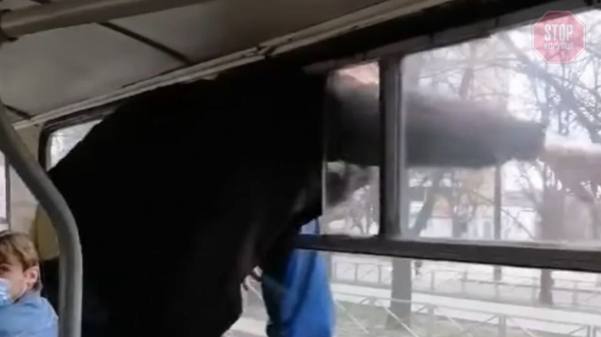 Новости Черкассы: пассажир ударил кондуктора и сбежал через окно троллейбуса (видео)