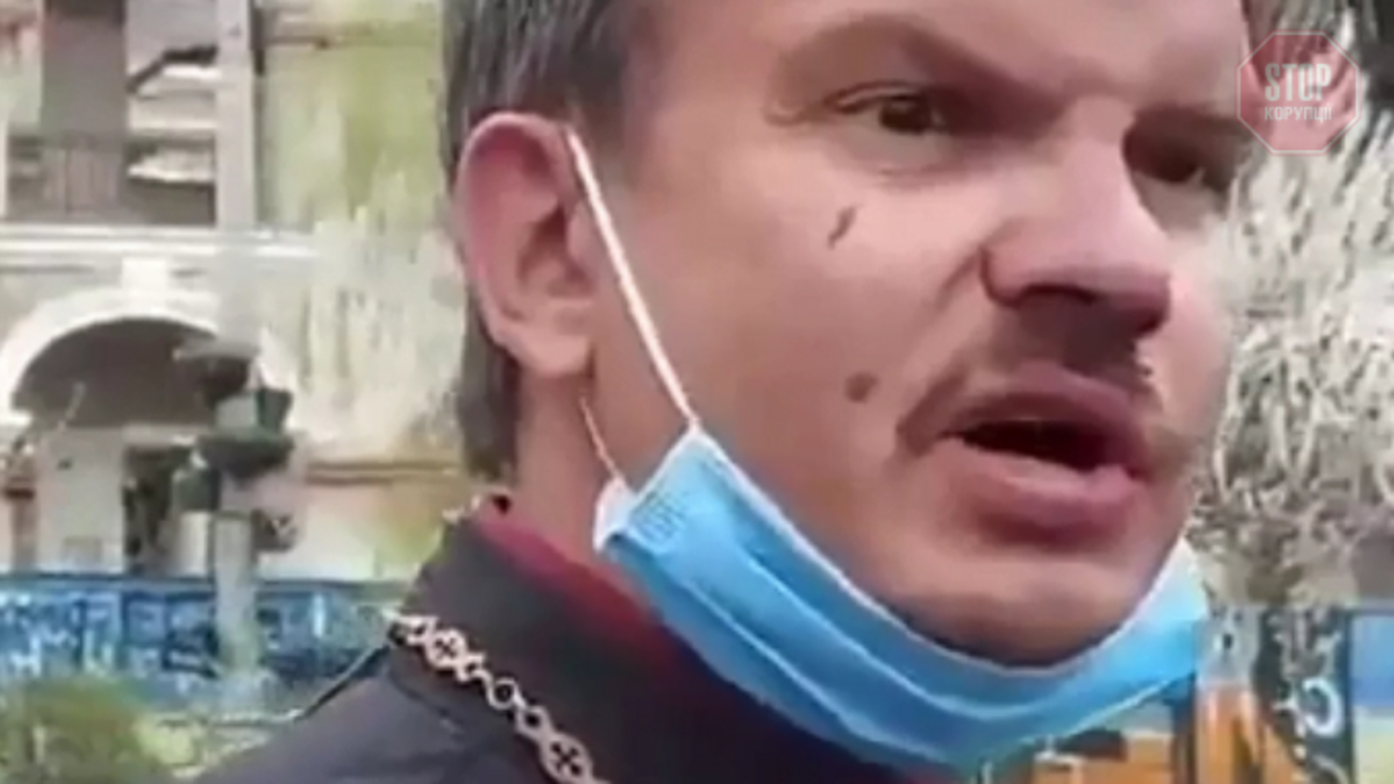 У столиці чоловік в рясі кидався на перехожих (відео)