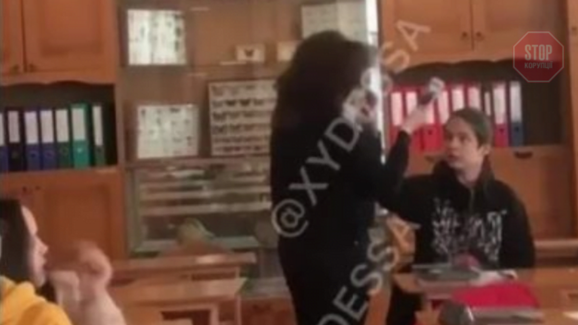 В Одессе школьник брызнул учительнице в лицо из баллончика, которая упомянула его покойную мать (видео)
