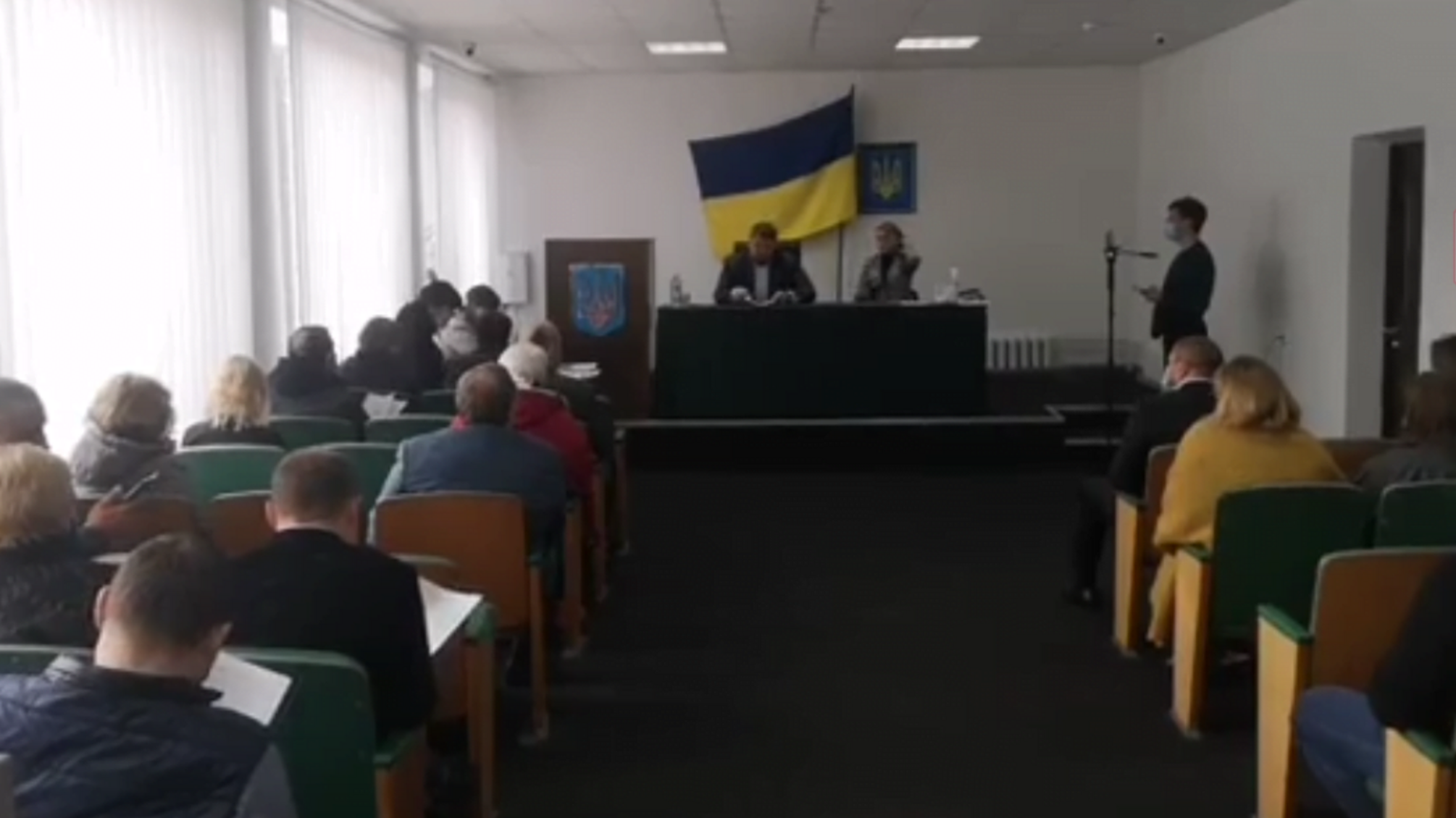 Журналісти – геть, депутати – до мене: сесія Святогірської міськради на Донеччині вразила громадськість