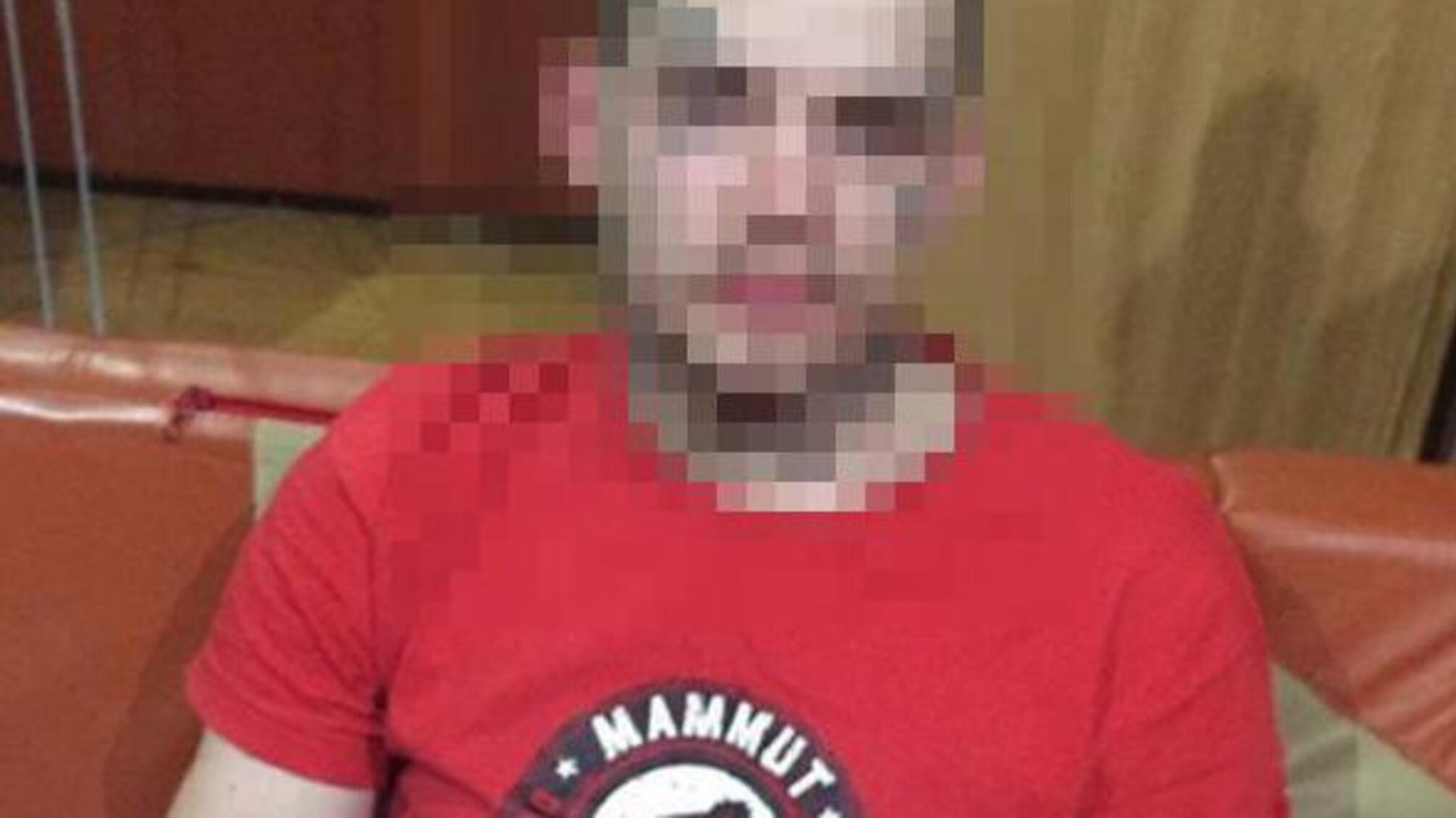 Столичні слідчі повідомили двом молодикам про підозру за незаконне позбавлення волі та вимагання грошей у киянина