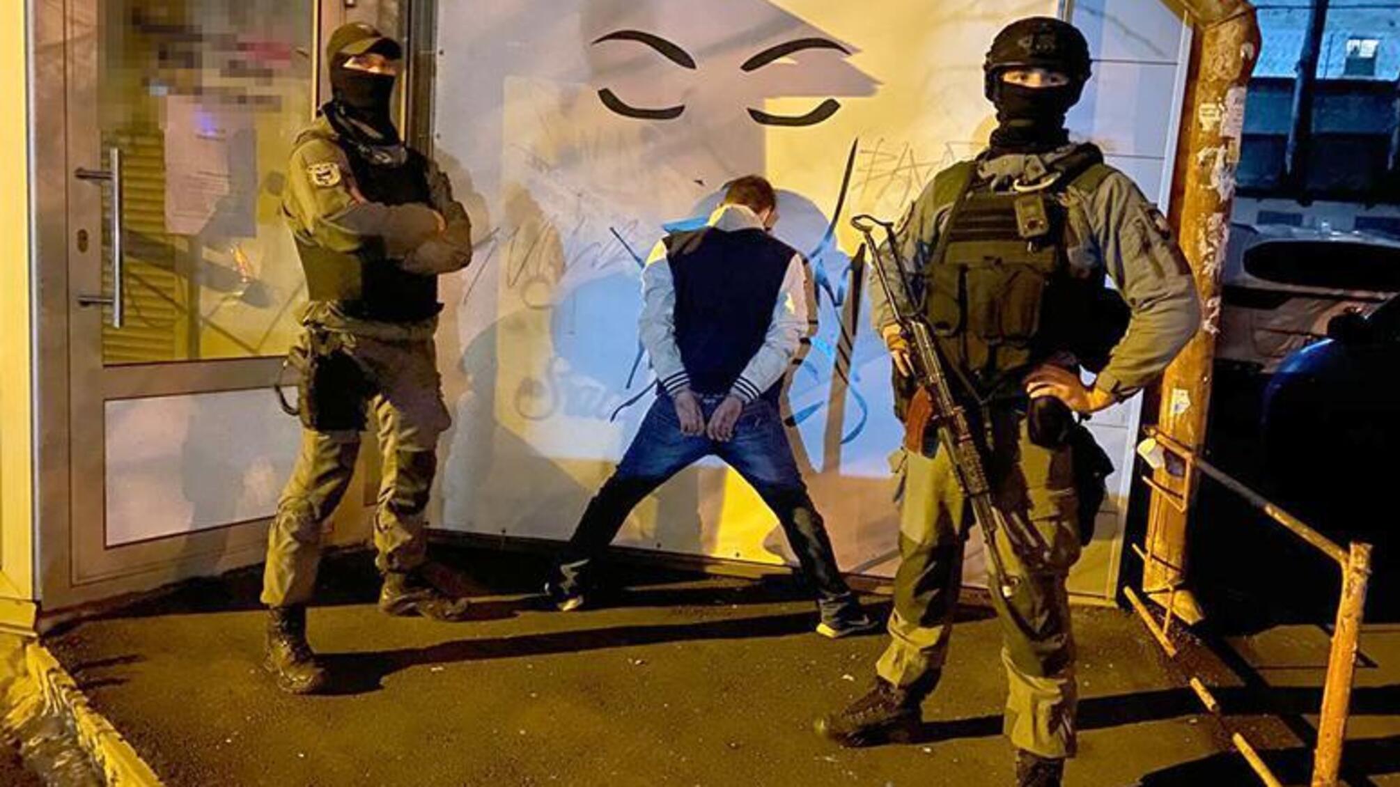 Столичні поліцейські викрили злочинну групу, яка займалась розповсюдженням наркотиків на території Київського слідчого ізолятора