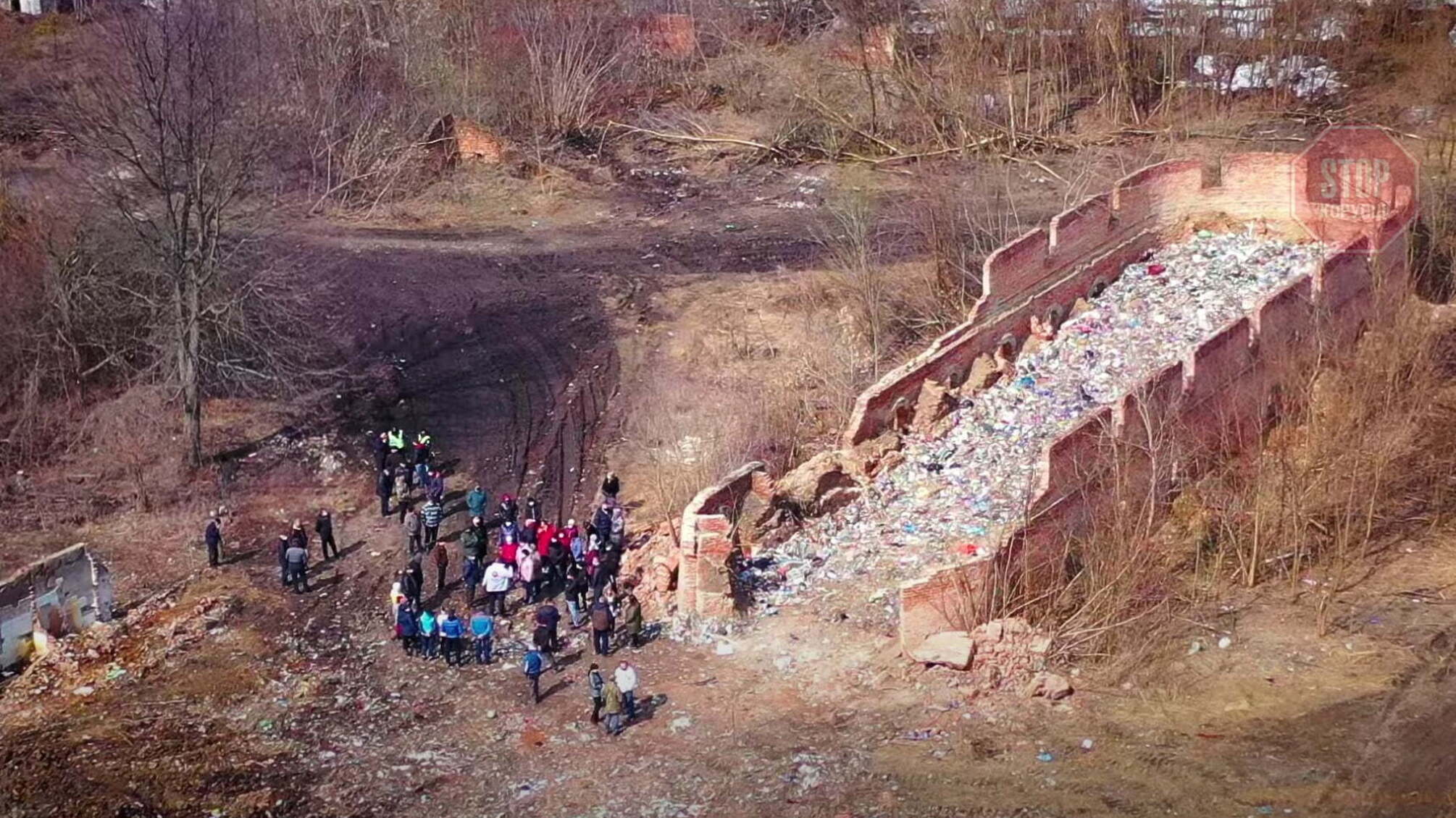 Звавезли 100 тонн отходов: бывший завод на Житомирщине превратили в опасную свалку