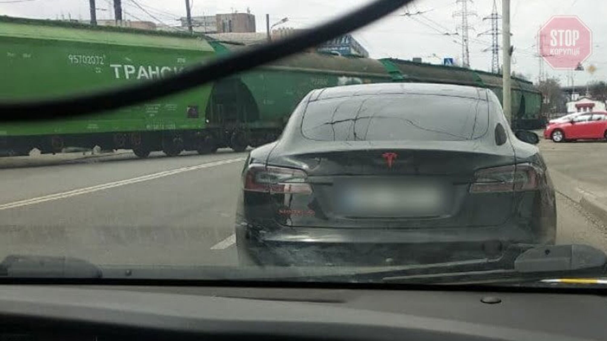 Новости Днепра: полиция нашли разыскиваемый Интерполом автомобиль Tesla