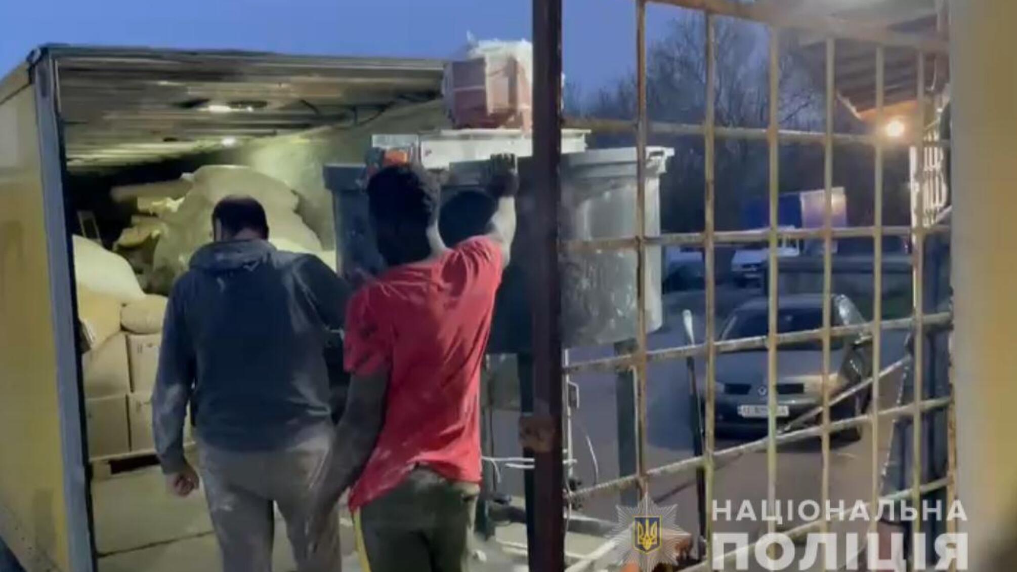 У Дніпрі правоохоронці викрили організовану групу, яка випускала підроблені харчові продукти під брендами відомих виробників