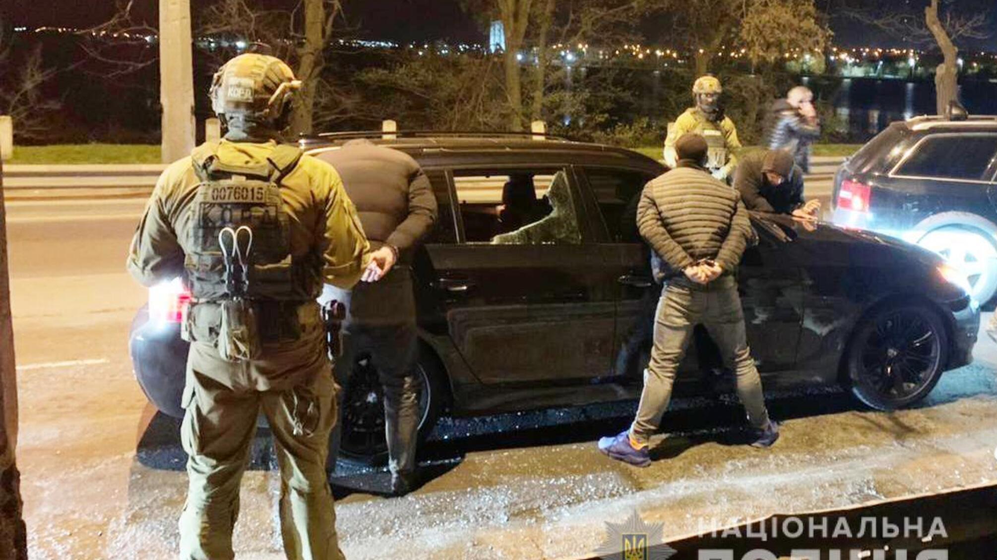 У Миколаєві оперативники та спецпризначенці КОРД затримали групу квартирних крадіїв з Одещини